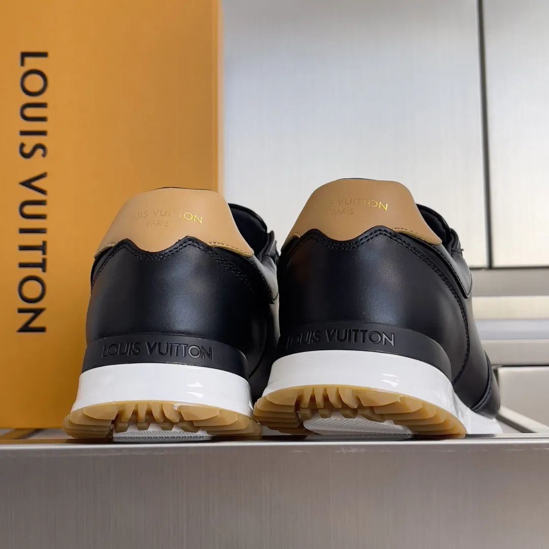 顶级版本：男款390💰 LV 路易威登 驴牌L家 经典Run Away系列 休闲 运动鞋 老爹鞋 原版购入开发 做货 本款 Run Away 运动鞋融汇品牌经典 Monogram 压纹粒面牛皮革和 Epi 牛皮革，以坡跟橡胶外底诠释跑鞋灵感。LV 字母和路易威登巴黎标识分别点缀鞋舌和后部 配送专柜精美包装🛍📦 ▪️ 面料：原版定制进口头层牛皮 ▪️ 内里：原版定制羊皮+透气网里 ▪️ 鞋底：原版开模防滑TPU材质 ▪️ 底厚：4CM ▪️ Size: 男款39-46