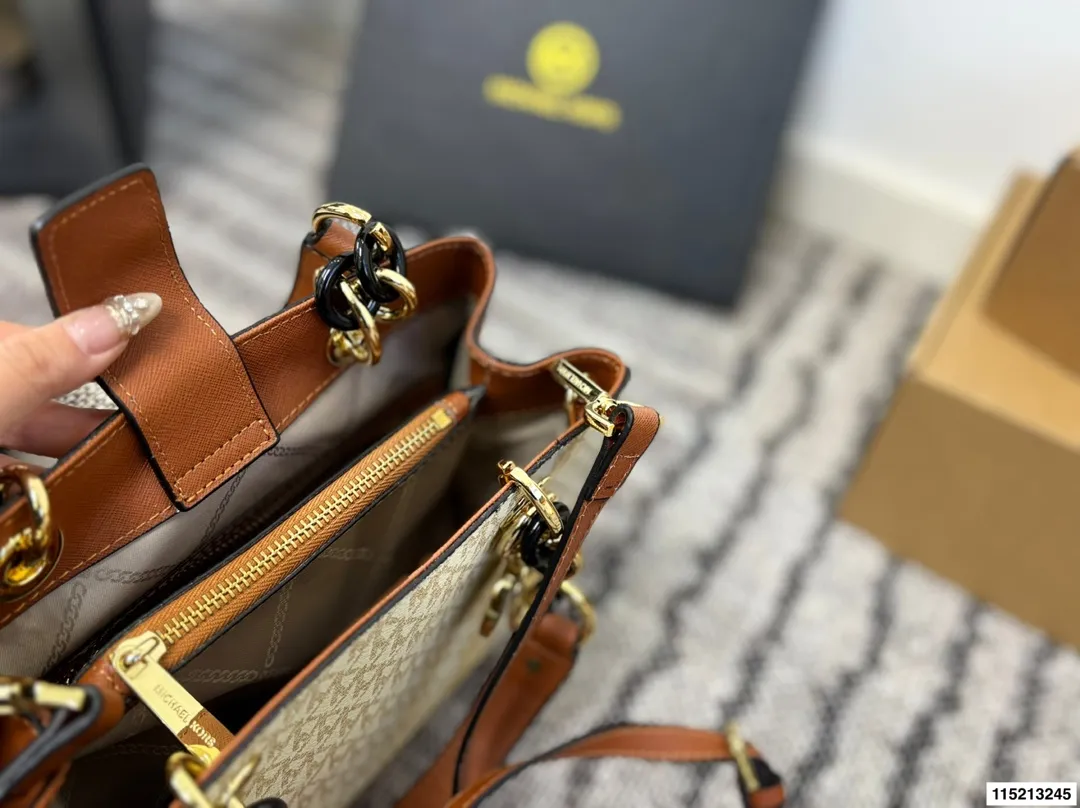 p145 配盒 尺寸25×19 MK 新款老花托特包购物袋托特包 标志性logo印花,🉑️手提斜挎,出行、游玩都可以带上它❗️