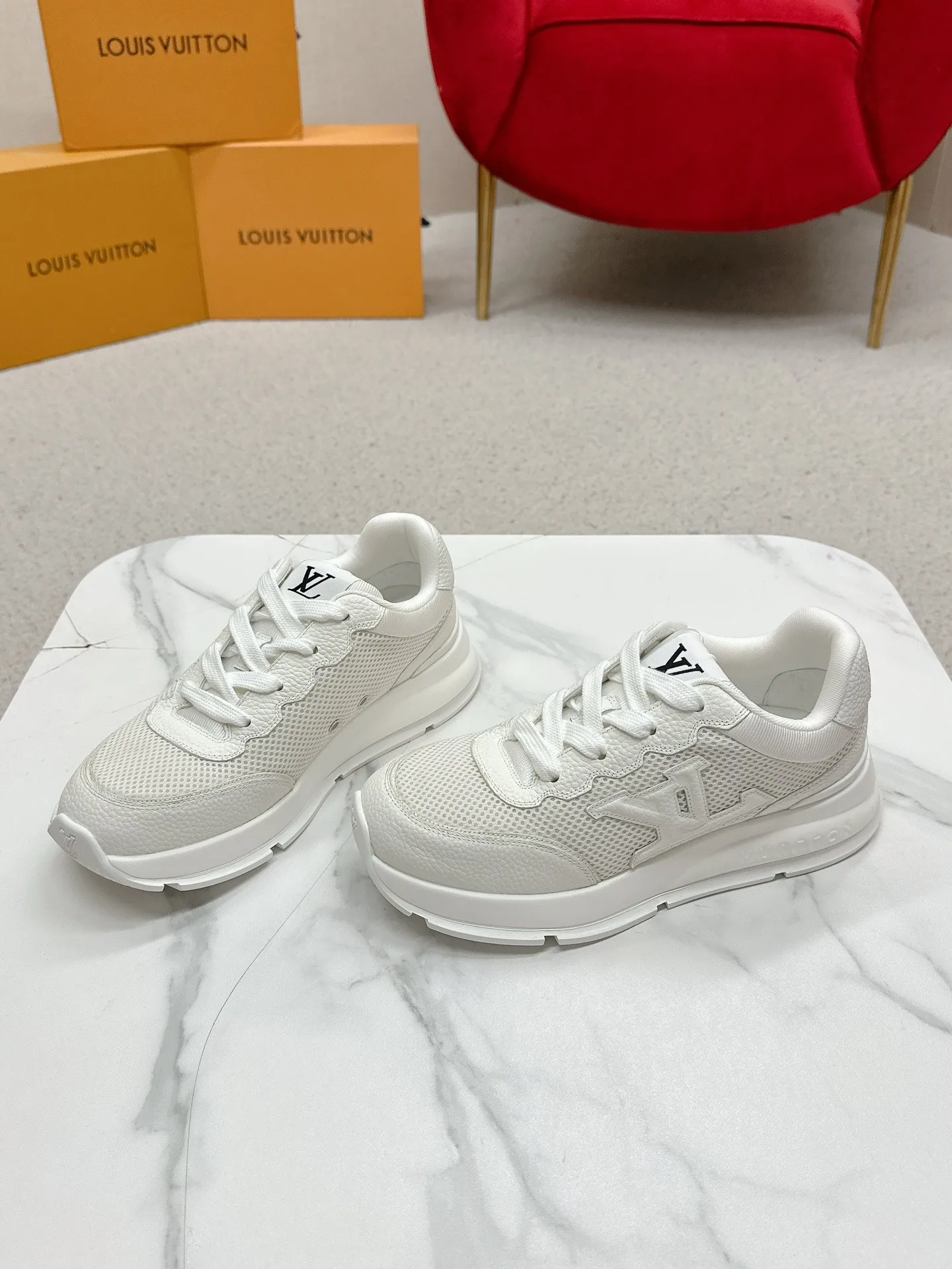 💰320 LV路易威登春夏最新款运动鞋 2025春夏新款 顶级版本‼️原版一致专柜主打最新款休闲鞋 硬货上新✨代购级别！高级感十足！国内外博主刷爆的一款，复古又时髦 增高神器 上脚美炸了！穿上满满的幸福感！官网主推款 ▪️鞋面:荔枝纹小牛皮（纹路细腻不是很粗那种）面料▪️内里:意大利进口透气纱网 ▪️大底:原版开模TPU大底▪️Size男39-44（男款45定制）