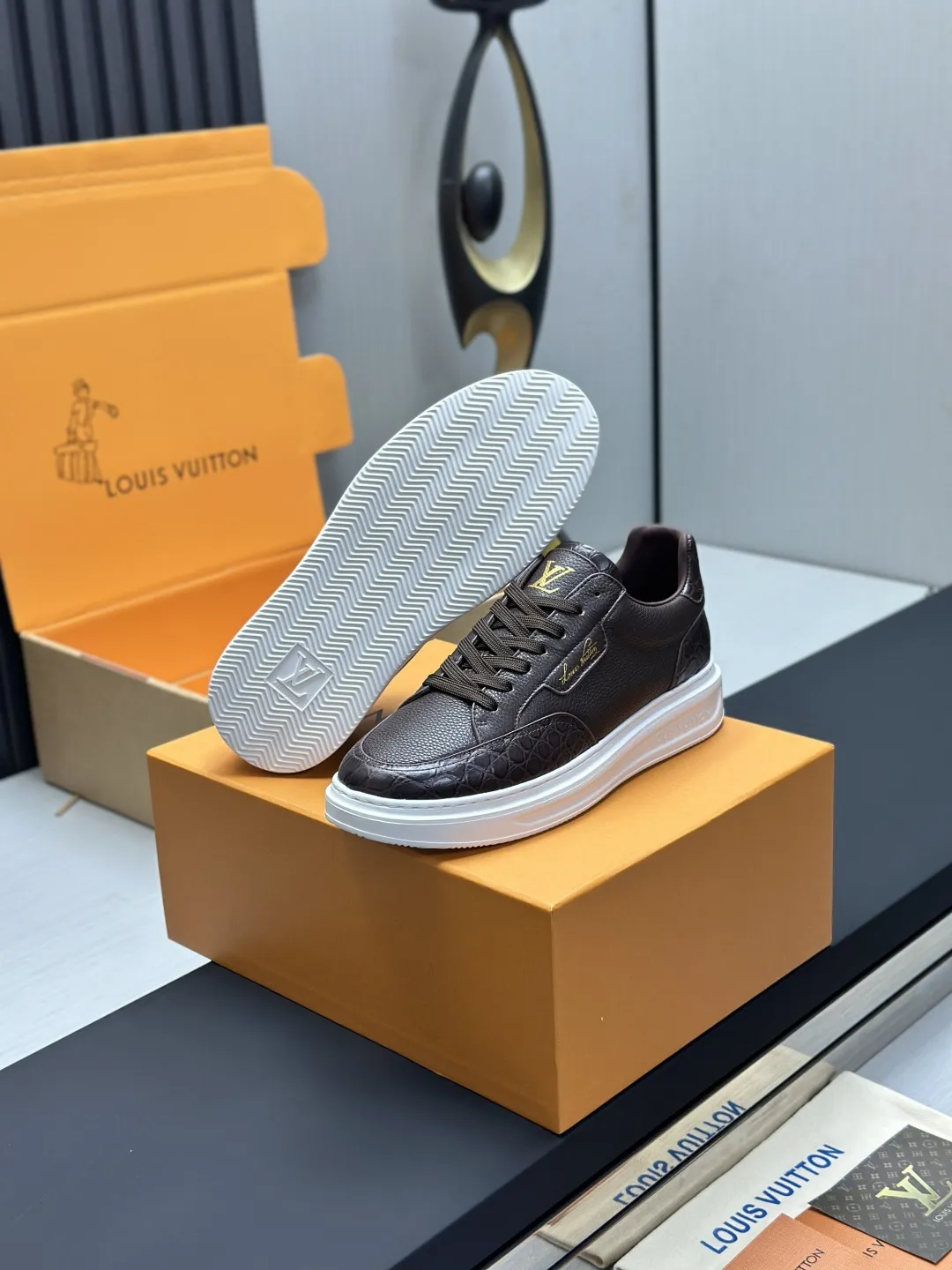 工厂直销¥350💰顶级版本全套包装❗️莞产高端货源LV 路易威登 驴牌 L家 BEVERLY HILLS系列 丹宁牛仔布 休闲 运动鞋 本款 Beverly Hills 运动鞋以 Monogram 丹宁布和粒面牛皮革重返新季,搭配厚实而轻盈的橡胶外底,为潮流设计融入舒适体验。鞋带四周勾勒皮革饰边,手写体路易威登标识压印其上 配送专柜精美包装🛍📦 ▪️面料: 原版定制头层牛皮+牛仔布 ▪️内里: 原版定制透气网里 ▪️大底: 原版开模发泡材质 ▪️底厚: 4CM ▪️Size: 男款39-45(4647定做