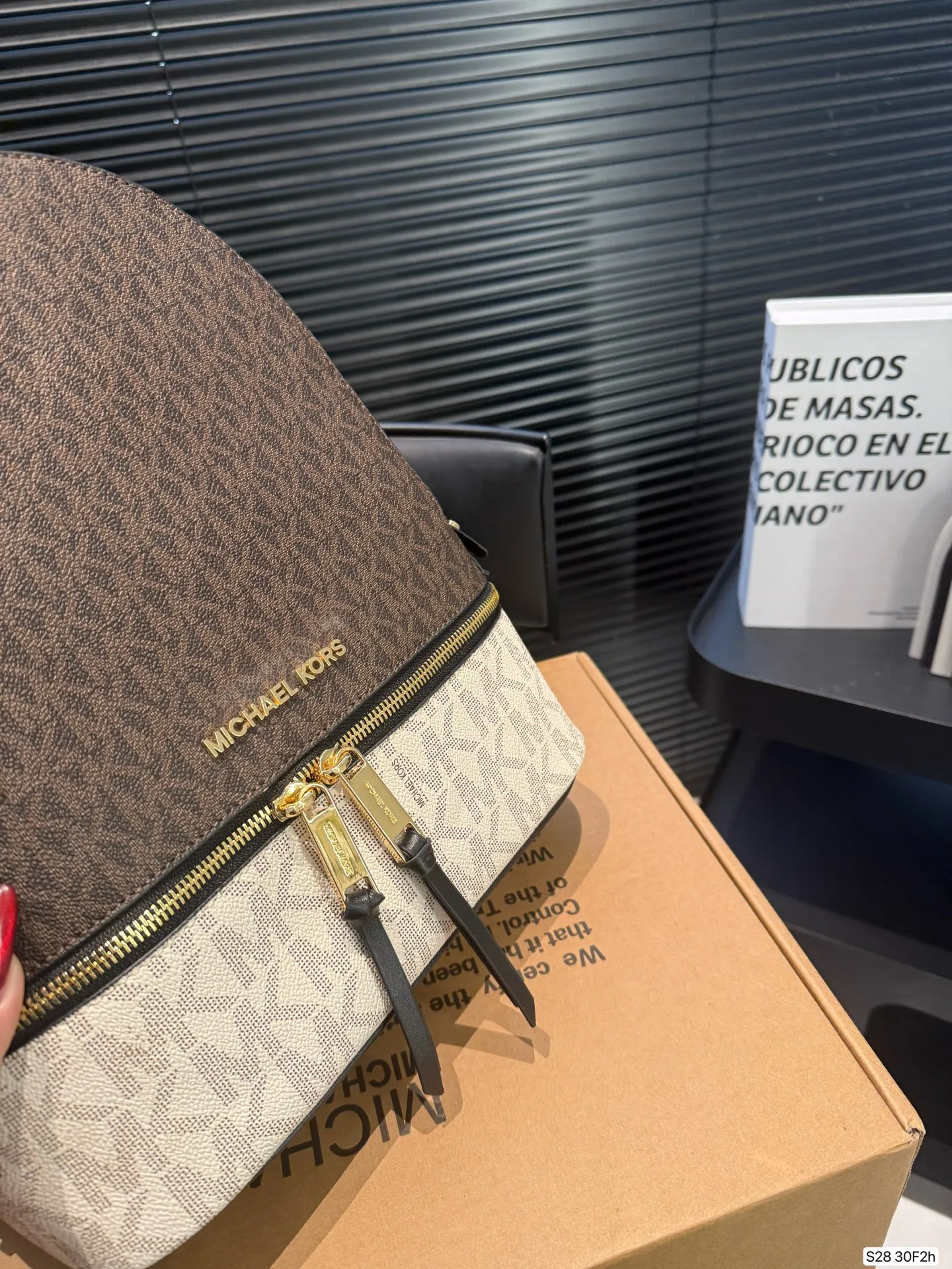 P190 配盒子MK双肩包... 夏天、冬天都能背上它! 是不是性价比超级高? 我们需要脱掉高跟鞋 换上运动鞋和双肩包, 给自己一日的轻盈。 尺寸25 31 货号30F2 