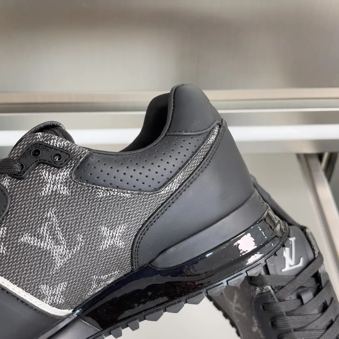 顶级版本：男款390💰 LV 路易威登 驴牌L家 经典Run Away系列 休闲 运动鞋 老爹鞋 原版购入开发 做货 本款 Run Away 运动鞋融汇品牌经典 Monogram 压纹粒面牛皮革和 Epi 牛皮革，以坡跟橡胶外底诠释跑鞋灵感。LV 字母和路易威登巴黎标识分别点缀鞋舌和后部 配送专柜精美包装🛍📦 ▪️ 面料：原版定制进口头层牛皮 ▪️ 内里：原版定制羊皮+透气网里 ▪️ 鞋底：原版开模防滑TPU材质 ▪️ 底厚：4CM ▪️ Size: 男款39-46