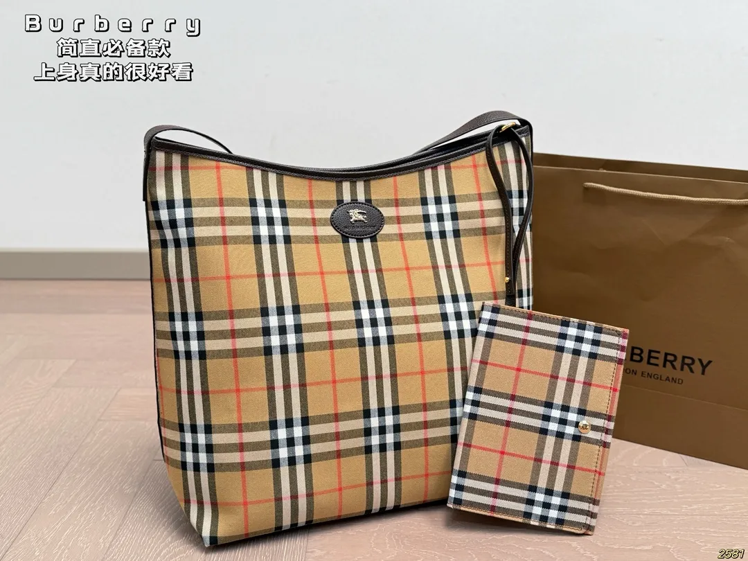 ¥150 Burberry 巴宝莉👜 简直必备款 上身真的很好看 经典气质款 日常出行 容量很大 尺寸33 35