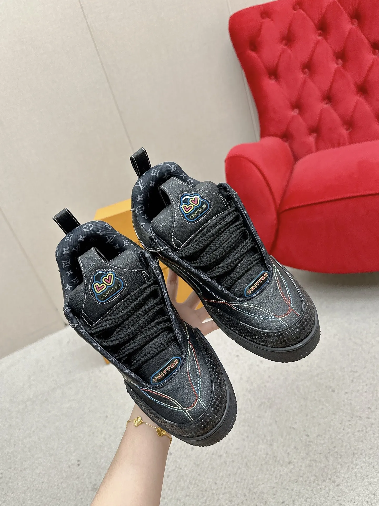 🅿️ 💰 360 Louis Vuiton&middot;路易威登🍀 🍀 LV Skate系列面包鞋-滑板鞋-篮球鞋-休闲运动鞋 顶级版本🔝原版购入开发做货👍🏻[烟花]LV Skate从2020年开始延续The View专业滑板鞋款，这种风格延续了90年代肥大的版型。设计师们添加了俏皮的元素，例如开放式网面鞋舌和向Axion、es和DC致敬的夸张鞋带。这款LVSK8运动鞋不同于典型的滑板鞋，它采用牛巴革制成，带有TPU饰边和Monogram纹理。最后，还有鞋跟和鞋舌上的logo以及侧面花卉图案。 ☑️ 面料:原版定制头层牛皮+透气网面 ☑️ 内里:原版进口透气网里 ☑️ 码数:女35-40 男39-44（女41男45.46订制 不退换）