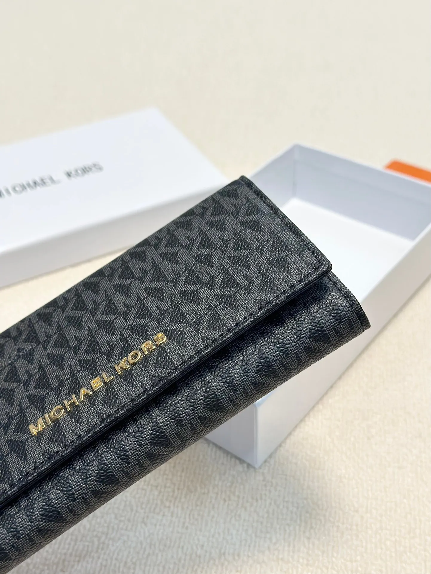 P95🎀🎀颜色 黑 咖🎀尺寸 19x10🎀MK✨优质牛皮🐂手感一流👏时尚设计💋潮版百搭，简约大方，经典永不过时💍长款钱包