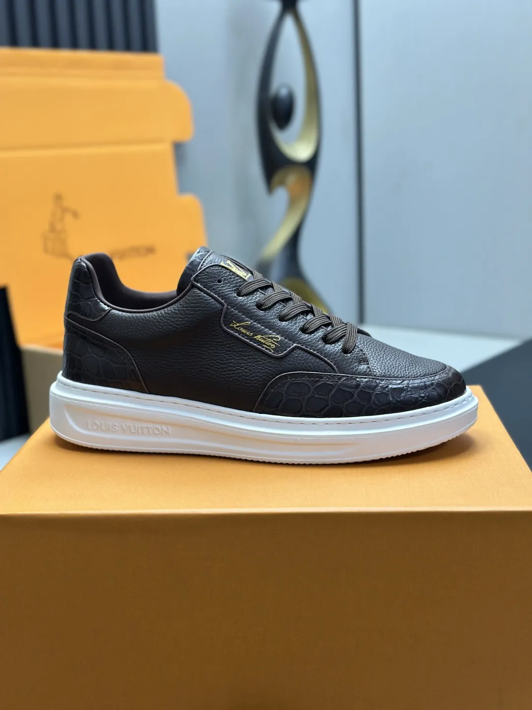 工厂直销&yen;350💰顶级版本全套包装❗️莞产高端货源LV 路易威登 驴牌 L家 BEVERLY HILLS系列 丹宁牛仔布 休闲 运动鞋 本款 Beverly Hills 运动鞋以 Monogram 丹宁布和粒面牛皮革重返新季，搭配厚实而轻盈的橡胶外底，为潮流设计融入舒适体验。鞋带四周勾勒皮革饰边，手写体路易威登标识压印其上 配送专柜精美包装🛍📦 ▪️面料: 原版定制头层牛皮+牛仔布 ▪️内里: 原版定制透气网里 ▪️大底: 原版开模发泡材质 ▪️底厚: 4CM ▪️Size: 男款39-45（4647定做