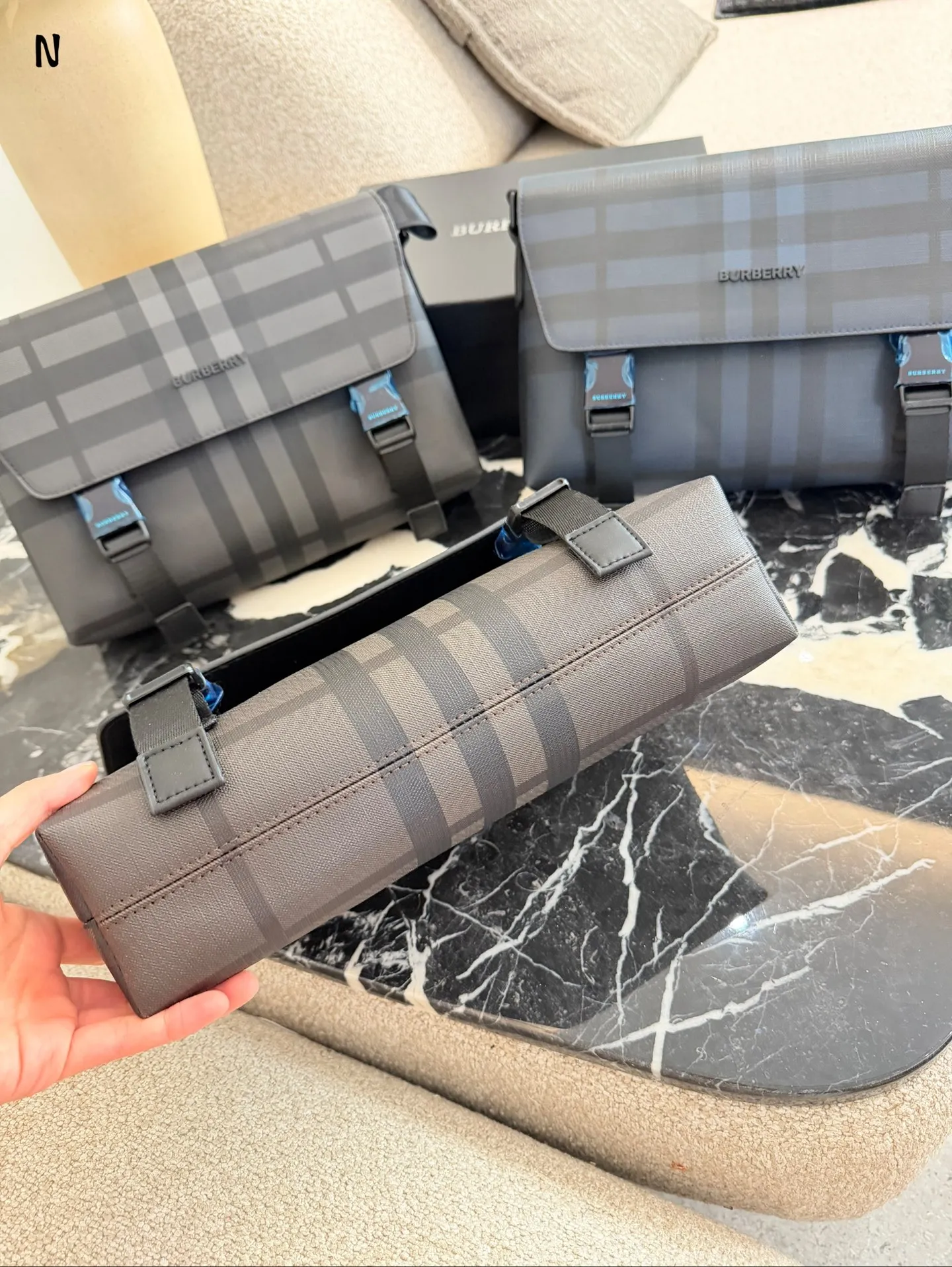 p170 Burberry炭灰格纹信使包 Burberry这款炭灰格纹信使包， 采用经典格纹帆布+小 牛皮饰边，低调又高级。29x8.5x17.5cm约29x8.5x17.5cm， 内部空间合理，通勤日常都很OK!可调节肩带，单肩斜挎随心切换，实用又有型+。英伦风满满，男女都能轻松驾驭，休闲或商务穿搭都超百搭!
