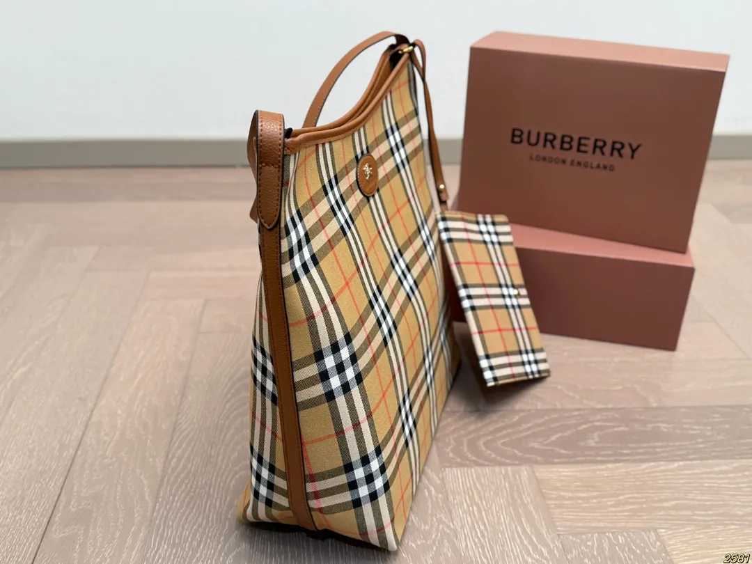 &yen;150 Burberry 巴宝莉👜 简直必备款 上身真的很好看 经典气质款 日常出行 容量很大 尺寸33 35