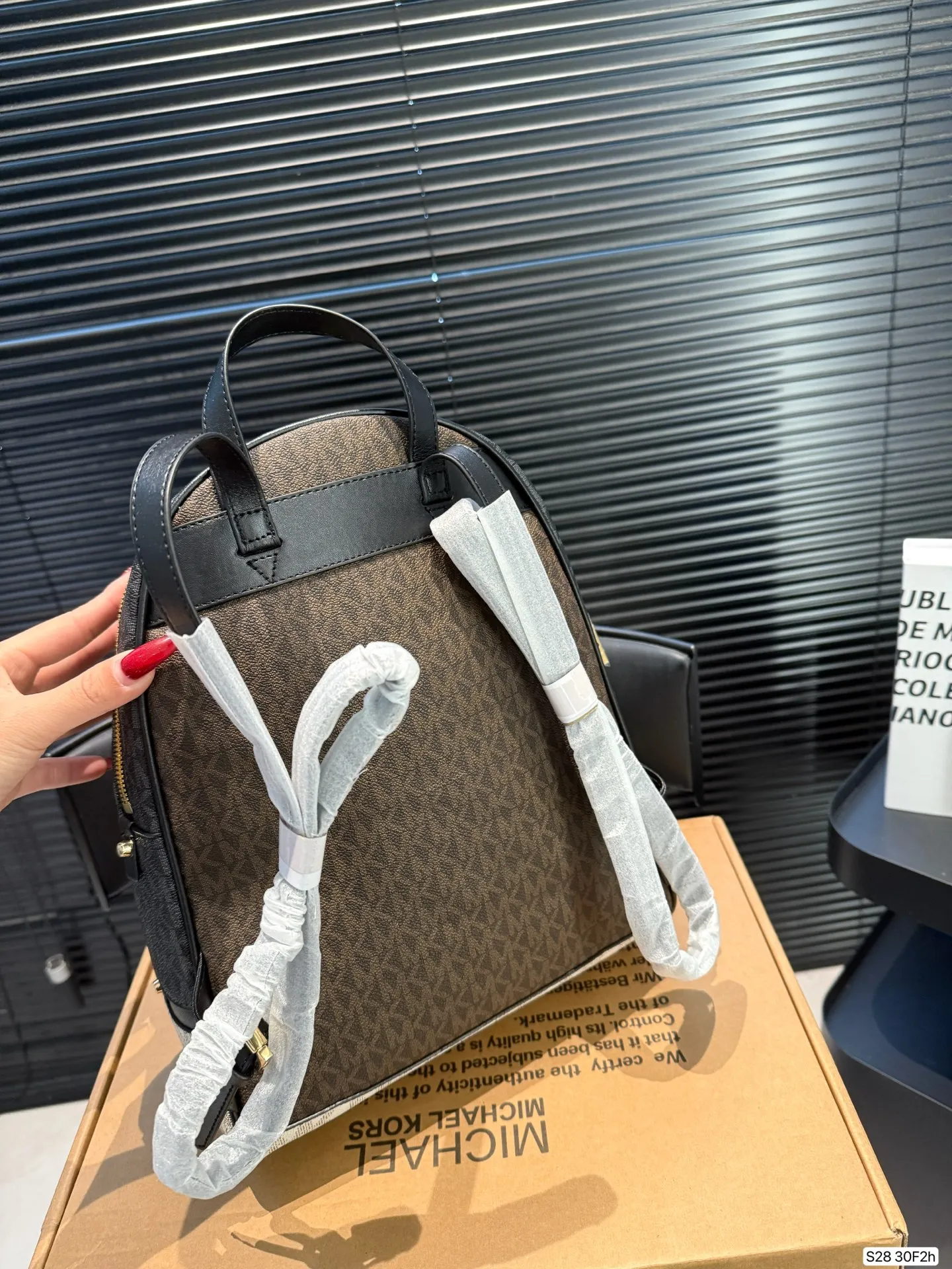 P190 配盒子MK双肩包... 夏天、冬天都能背上它！ 是不是性价比超级高？ 我们需要脱掉高跟鞋 换上运动鞋和双肩包， 给自己一日的轻盈。 尺寸25 31 货号30F2 ​