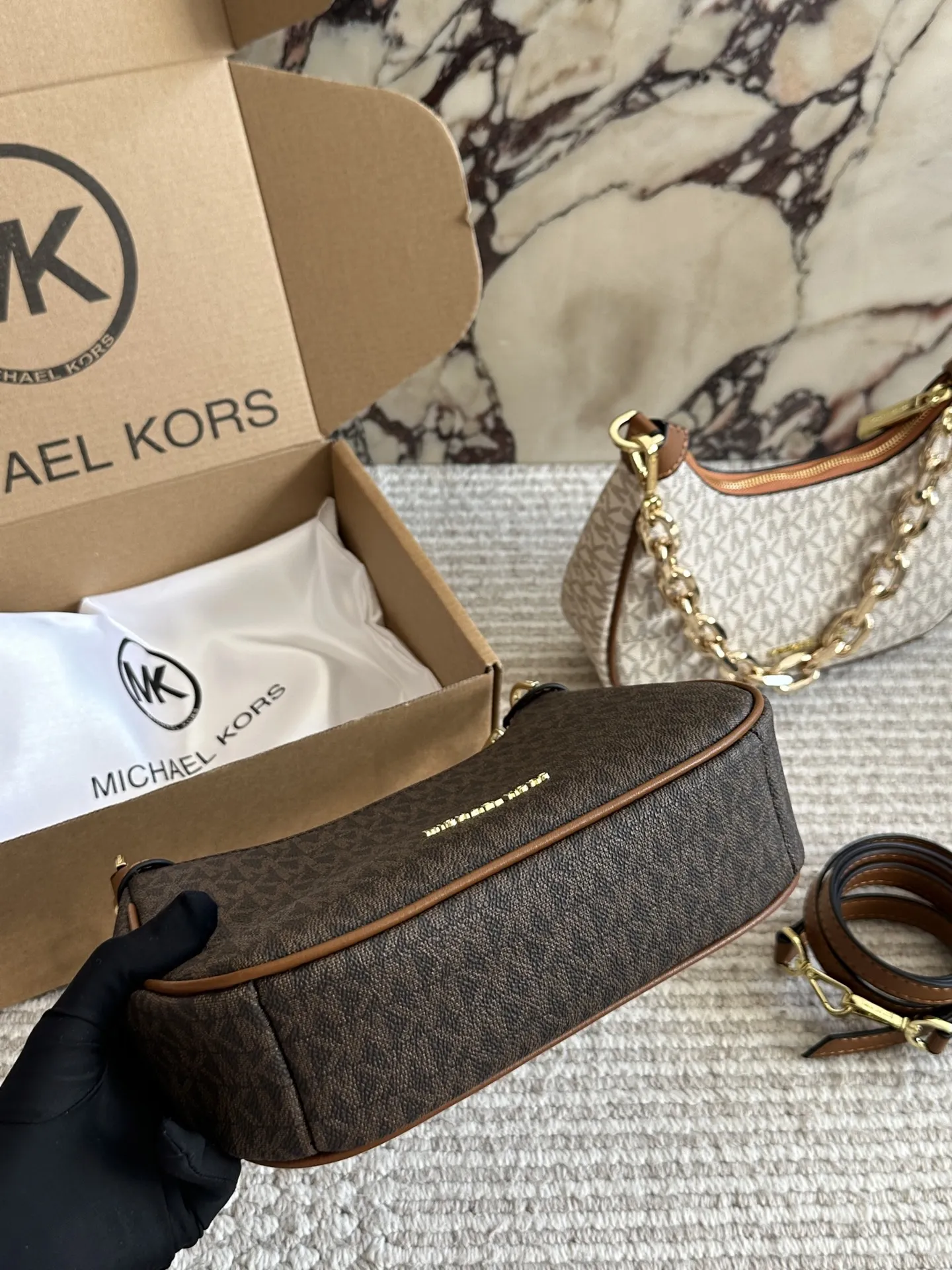 p160 MK秋冬惊艳爆款[庆祝][庆祝] cora经典老花腋下包，附带一条长肩带不仅可以腋下还可以斜挎，小巧精致，百搭通勤，精致女孩秋冬必备款～23cm 飞机盒包装