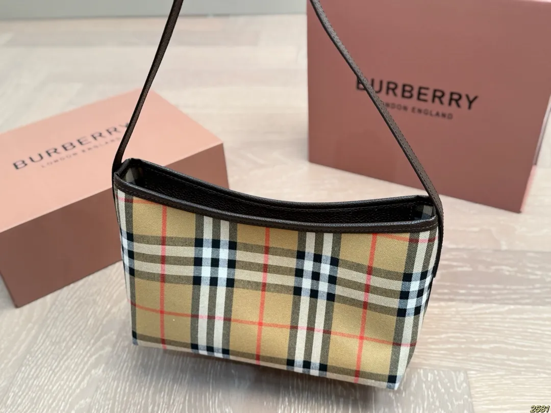 &yen;125折叠盒 巴宝莉Burberry 可甜可咸 时尚潮流 轻松驾驭任何风格 尺寸24 16