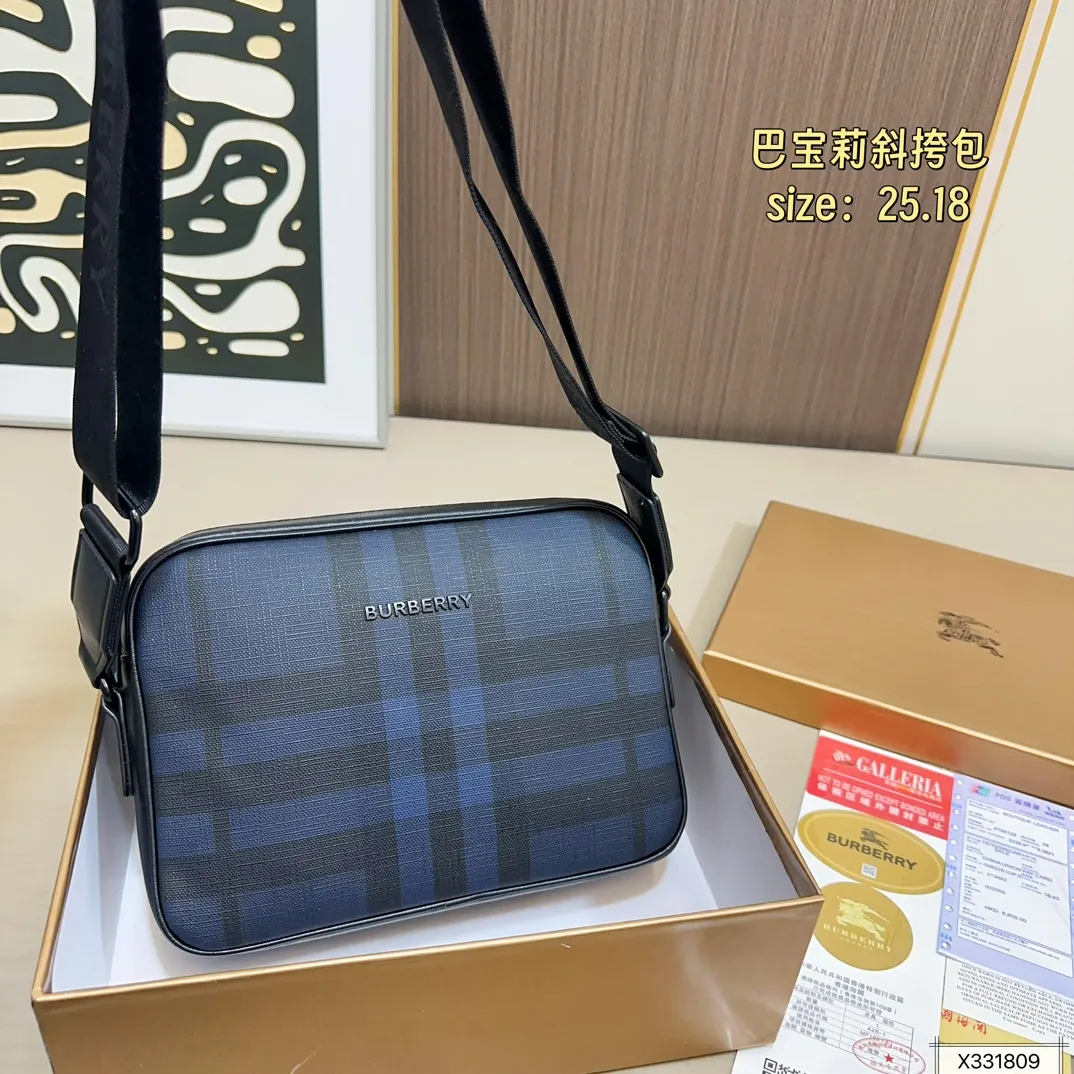 💰125 配盒 尺寸25.18 巴宝莉新款邮差包/斜跨包😄爆款🆕单品,皮质柔软 手感超赞 高端五金拉链头 做工细节精致 休闲低调实用,高品质 !