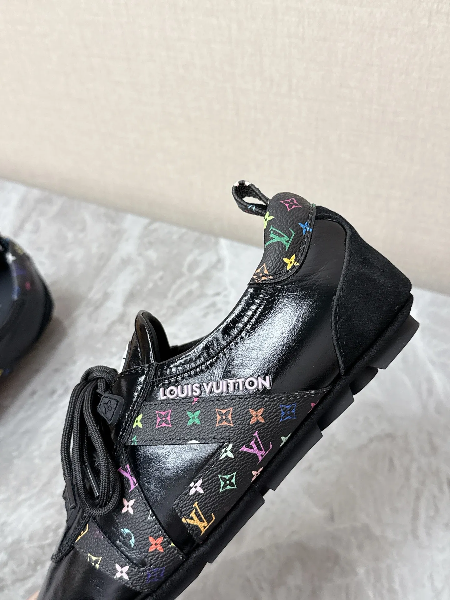 💰300 Louis Vuitton路易威登驴牌春夏Sneakerina系列 芭蕾运动鞋 德训鞋 平底鞋 原版三对购入开发完美复刻Sneakerina 芭蕾风运动鞋以丝滑绒面牛皮革塑造流畅线条 兼具芭蕾舞鞋的轻盈构型和运动鞋的舒适质感。侧面 LV 标识和Monogram 帆布后袢带丰富细节,Sacchetto 工艺和 TPU 外底升级轻柔穿着体验 底厚:1.5CM 面料: 原版定制进口头层牛皮 内里:原版定制透气网里鞋底:原版开模注塑TPU材质Size: 35-42(41 42定制)