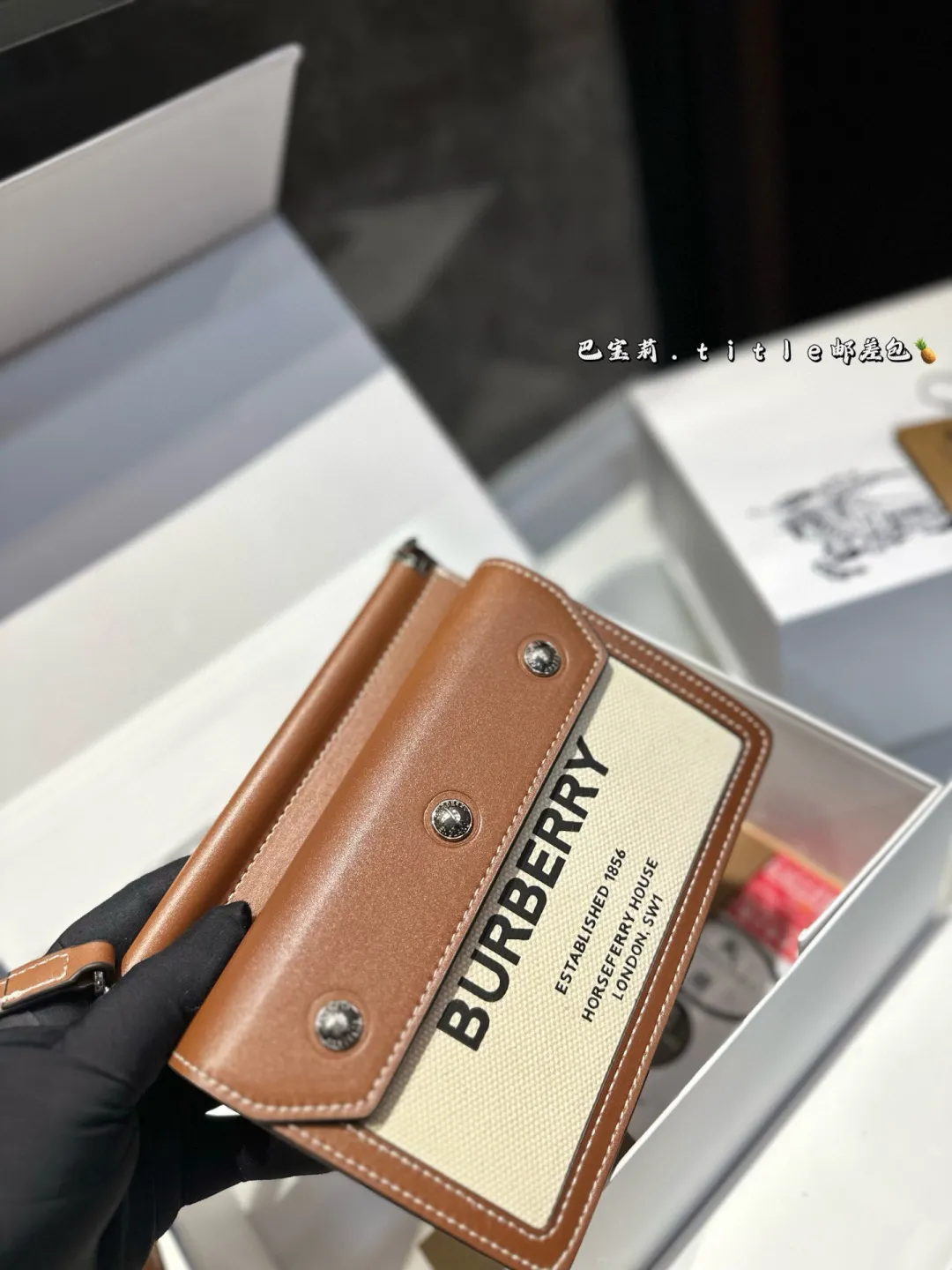 ❤️p145(礼盒包装)❤️ Burberry 巴宝莉 Title单肩斜挎mini邮差包巴宝莉最爆的邮差包 没有之一意大利产 店铺在售款 不好买最经典的配色尺寸约为:19*15