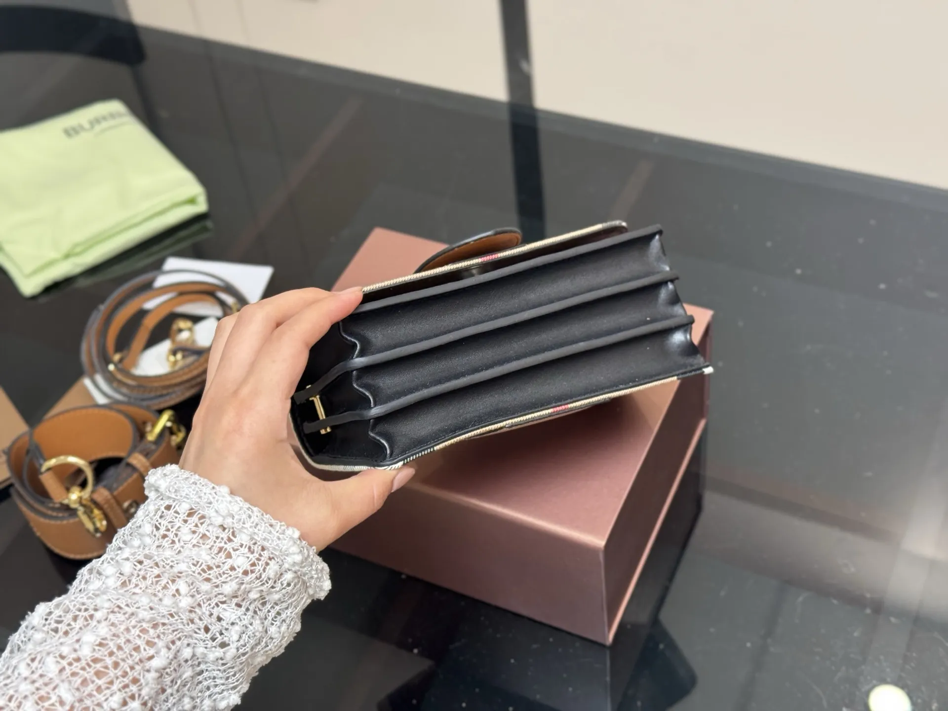 ¥170 配盒 尺寸:19.5*10*8cm 💜BURBERRY💯 巴宝莉 原单货 搭配双肩带 ⚠️一宽一细 臻选考究的马勒牛皮配原厂帆布精制而成 超级讲究哦!!!