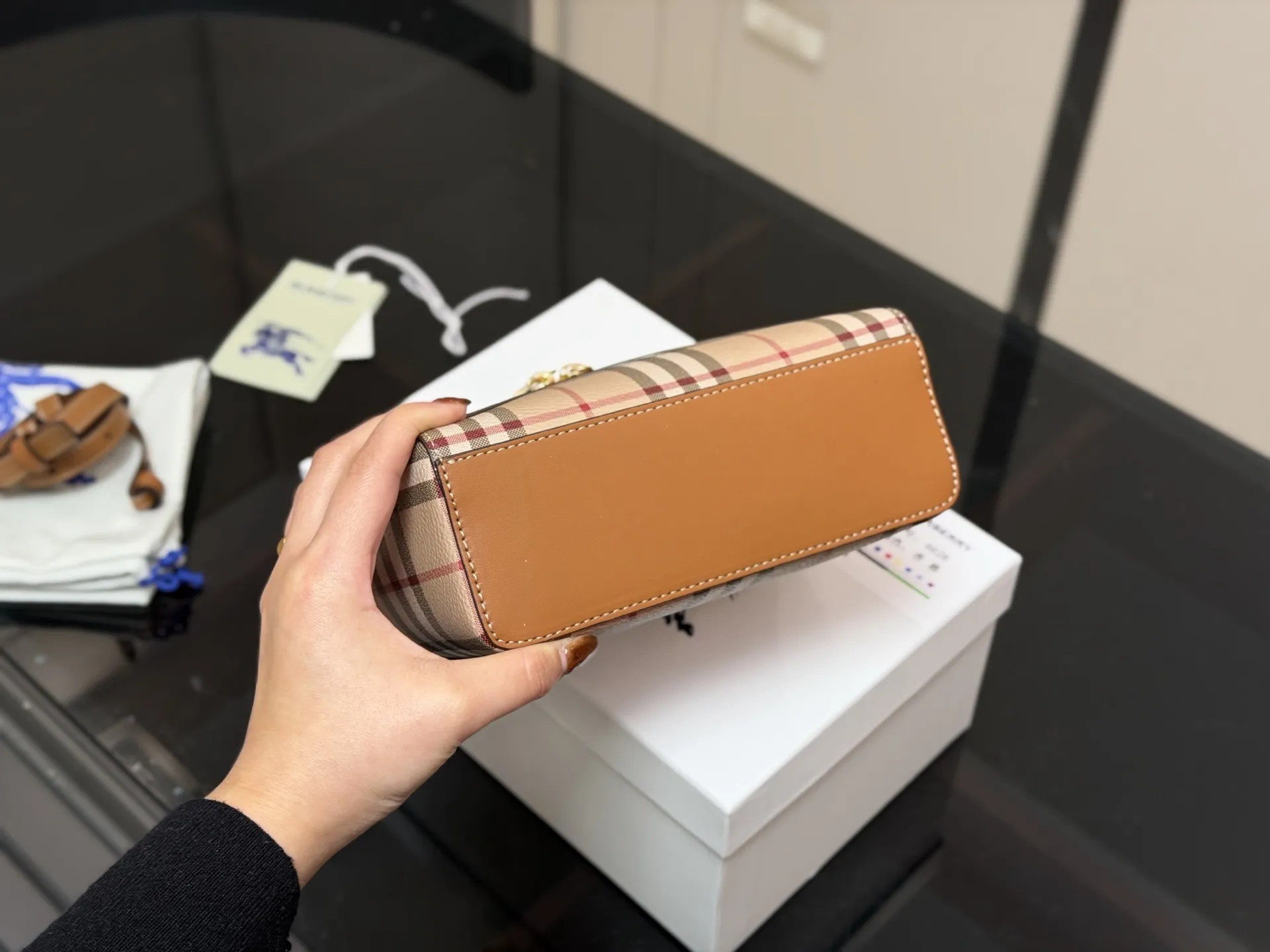 &yen;170 配盒 size：19.13 巴宝莉 LP小盒子包 性价比超高的一只格纹小盒子 真的好可爱呀 可甜可盐太可爱啦！ 可以手拿可以肩背长度刚刚好