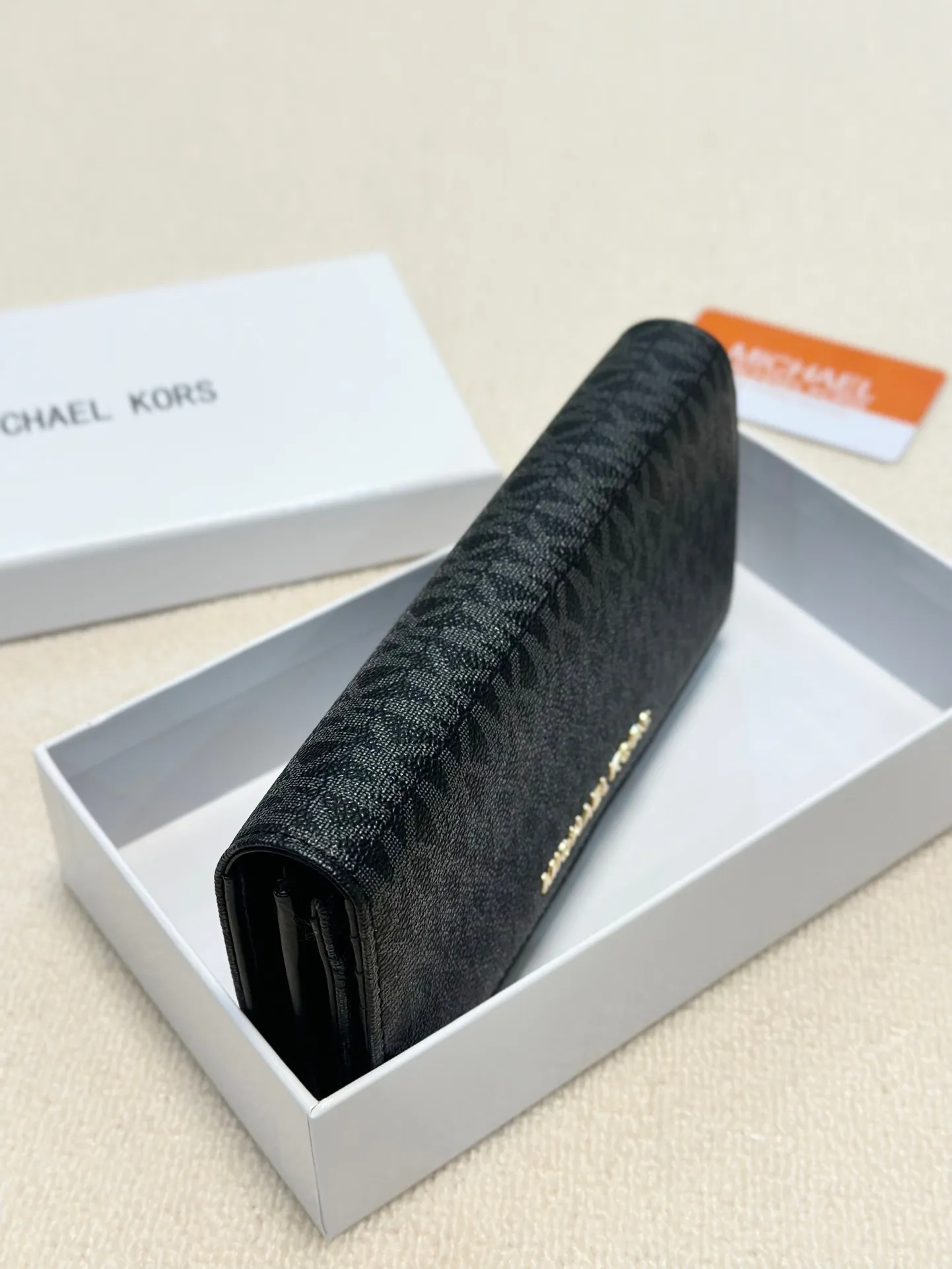 P95🎀🎀颜色 黑 咖🎀尺寸 19x10🎀MK✨优质牛皮🐂手感一流👏时尚设计💋潮版百搭，简约大方，经典永不过时💍长款钱包