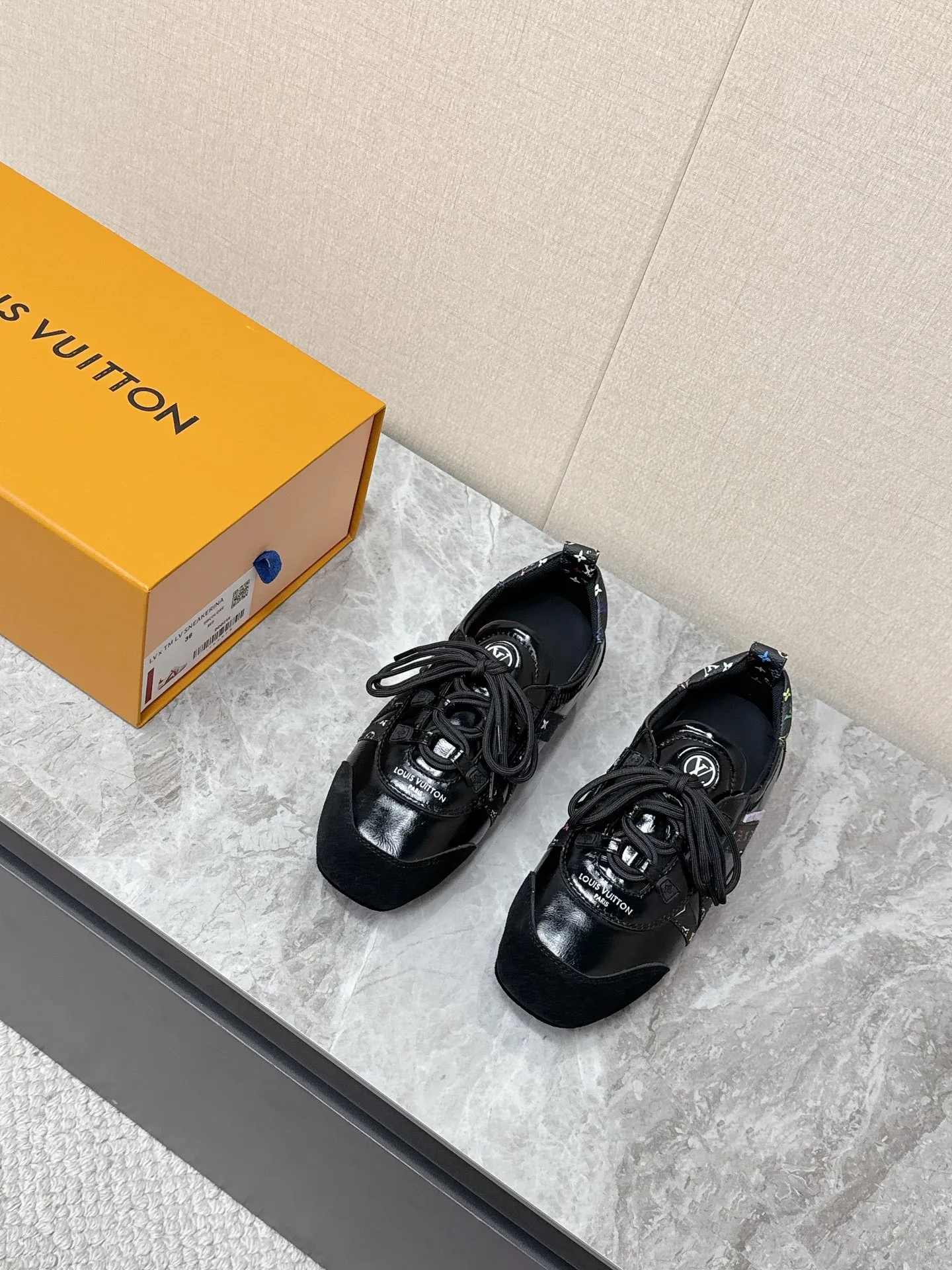 💰300 Louis Vuitton路易威登驴牌春夏Sneakerina系列 芭蕾运动鞋 德训鞋 平底鞋 原版三对购入开发完美复刻Sneakerina 芭蕾风运动鞋以丝滑绒面牛皮革塑造流畅线条 兼具芭蕾舞鞋的轻盈构型和运动鞋的舒适质感。侧面 LV 标识和Monogram 帆布后袢带丰富细节，Sacchetto 工艺和 TPU 外底升级轻柔穿着体验 底厚：1.5CM 面料: 原版定制进口头层牛皮 内里：原版定制透气网里鞋底：原版开模注塑TPU材质Size: 35-42（41 42定制）