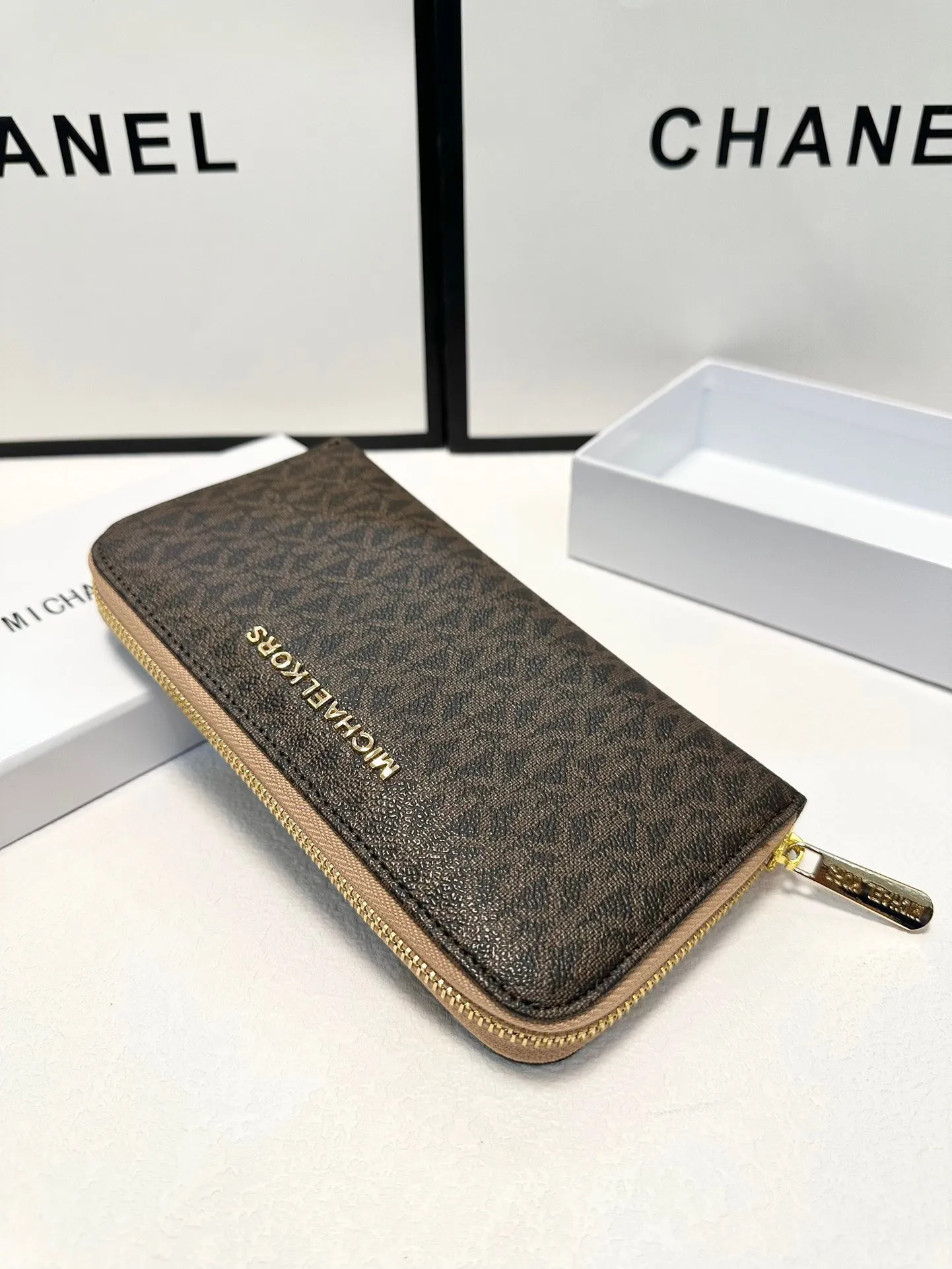 P95🎀🎀颜色 咖🎀尺寸 19x10🎀实拍MK✨优质牛皮🐂手感一流👏时尚设计💋潮版百搭，简约大方，经典永不过时💍单拉链钱包