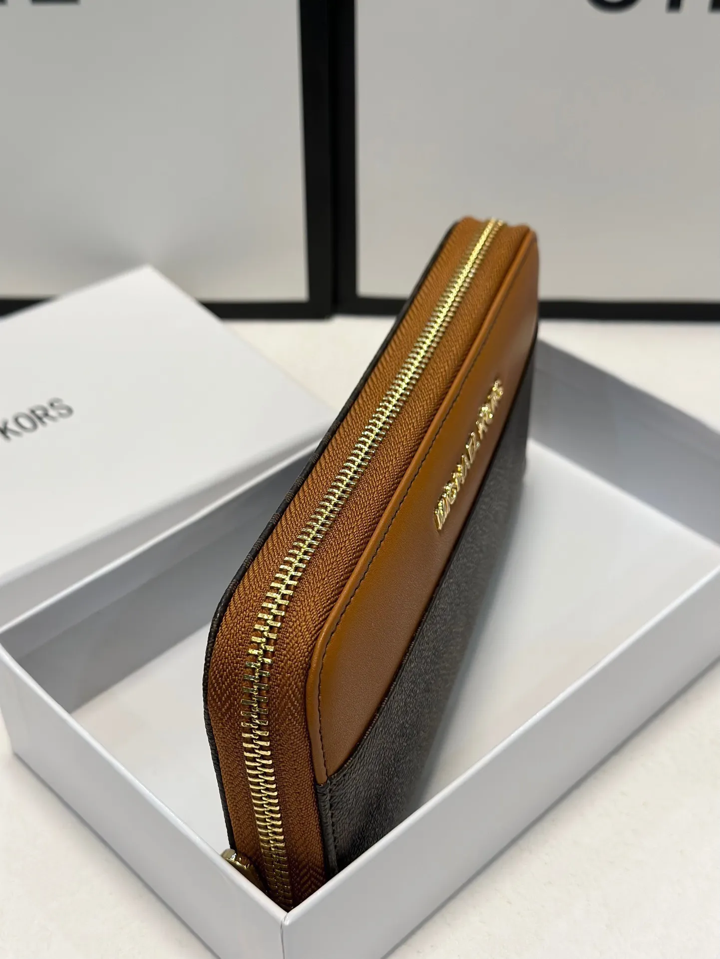 P95🎀🎀颜色 咖🎀尺寸 19x10🎀实拍MK✨优质牛皮🐂手感一流👏时尚设计💋潮版百搭，简约大方，经典永不过时💍单拉链钱包