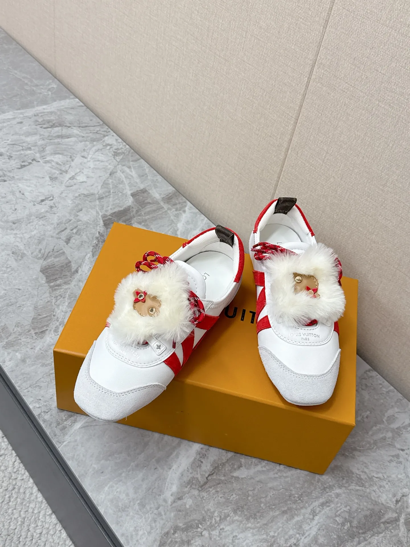 💰320 Louis Vuitton路易威登驴牌春夏Sneakerina系列 芭蕾运动鞋 德训鞋 平底鞋 原版三对购入开发完美复刻Sneakerina 芭蕾风运动鞋以丝滑绒面牛皮革塑造流畅线条 兼具芭蕾舞鞋的轻盈构型和运动鞋的舒适质感。侧面 LV 标识和Monogram 帆布后袢带丰富细节,Sacchetto 工艺和 TPU 外底升级轻柔穿着体验 底厚:1.5CM 面料: 原版定制进口头层牛皮 内里:原版定制透气网里鞋底:原版开模注塑TPU材质Size: 35-42(41 42定制)