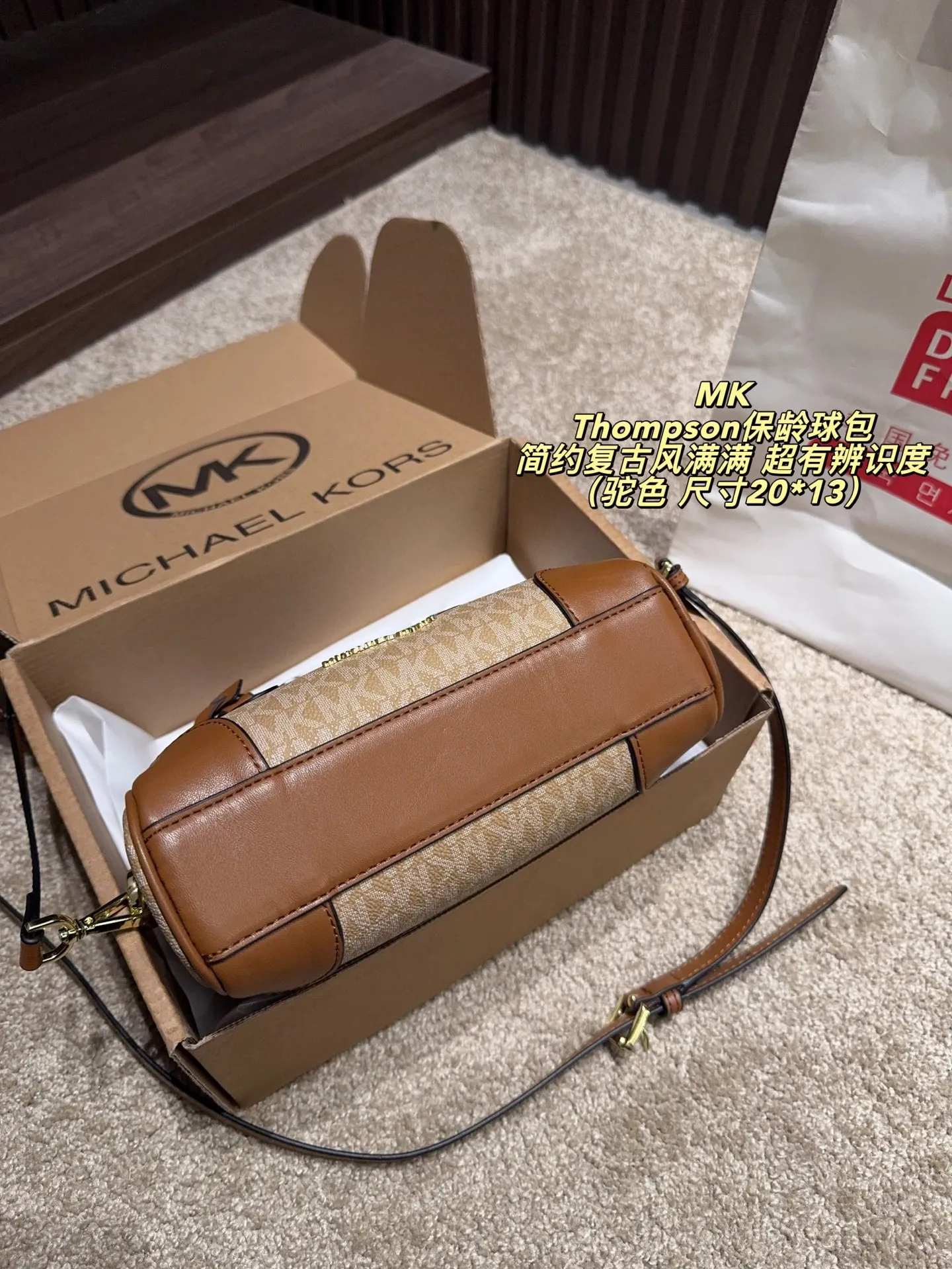 P160配飞机盒⚠️尺寸20*13 MK Thompson保龄球包 经典老花帆布＋棕色皮革拼接，简约复古风满满！日常通勤、出街都超实用，手机、钱包、钥匙轻松装下。肩带可调节，手提、斜挎随心切换，百搭又灵活。正面MK金属吊牌超有辨识度，时尚感拉满，是MK家超火的热门款