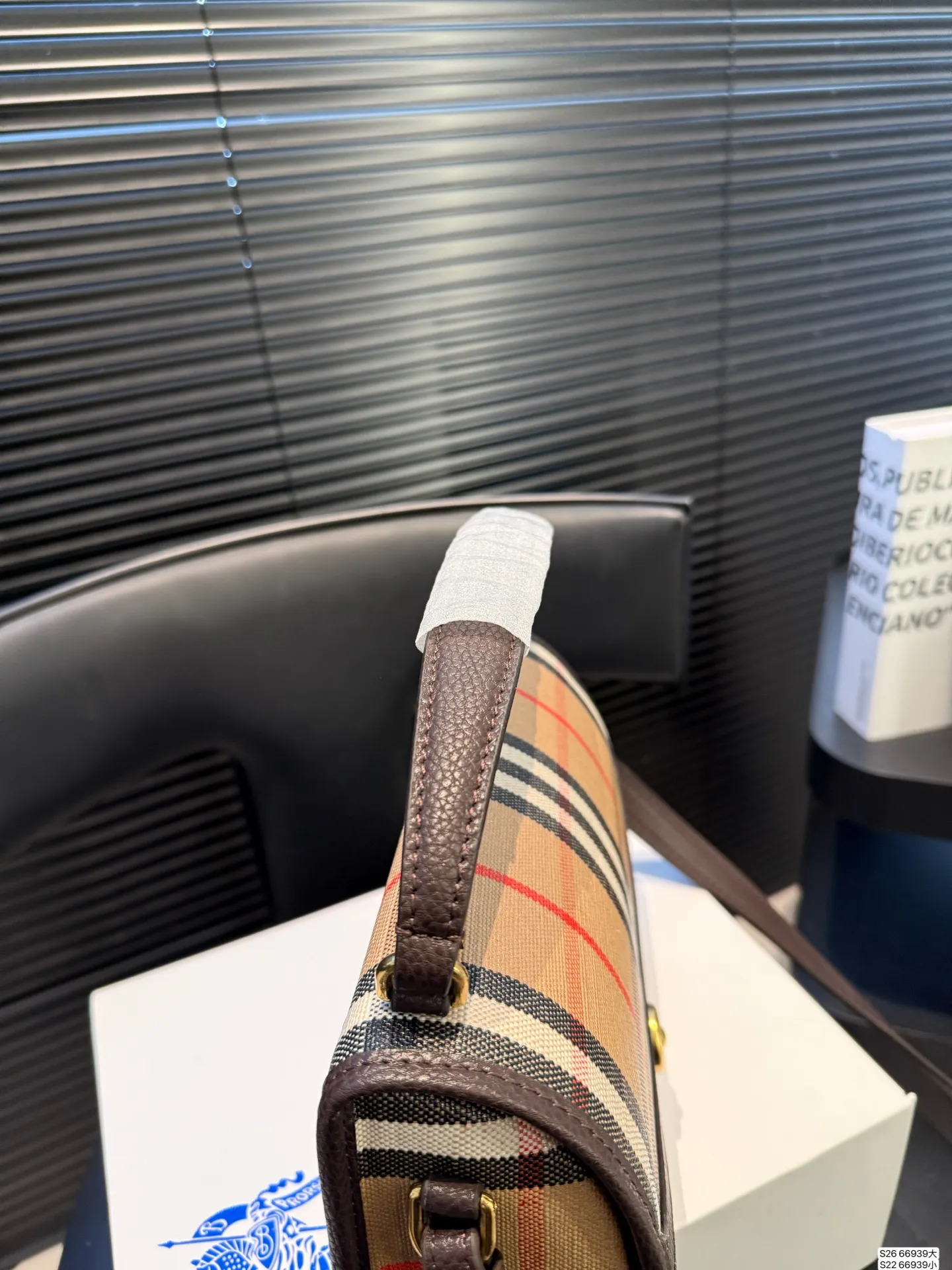 大号P180 小号P160 配折叠盒 当经典格纹,邂逅浓郁秋色 高级感秋日公式,Burberry就够了 尺寸大号24 17 小号19.5 12 货号66939