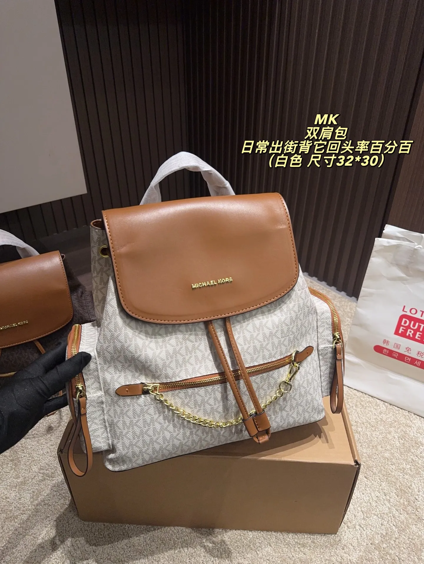 P200配飞机盒⚠️尺寸30*32 MK 双肩包 质感很高级 容量超级大也很耐用 日常出街背它回头率百分百 就是这种随性慵懒感