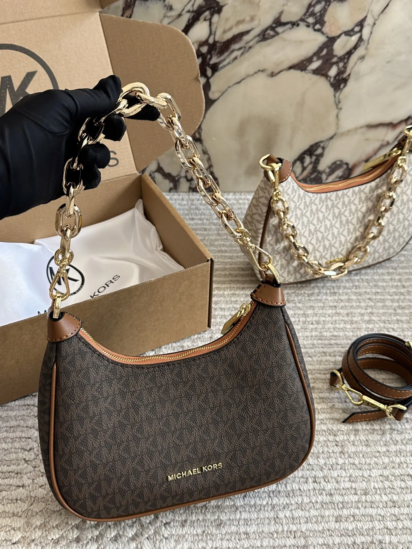 p160 MK秋冬惊艳爆款[庆祝][庆祝] cora经典老花腋下包，附带一条长肩带不仅可以腋下还可以斜挎，小巧精致，百搭通勤，精致女孩秋冬必备款～23cm 飞机盒包装