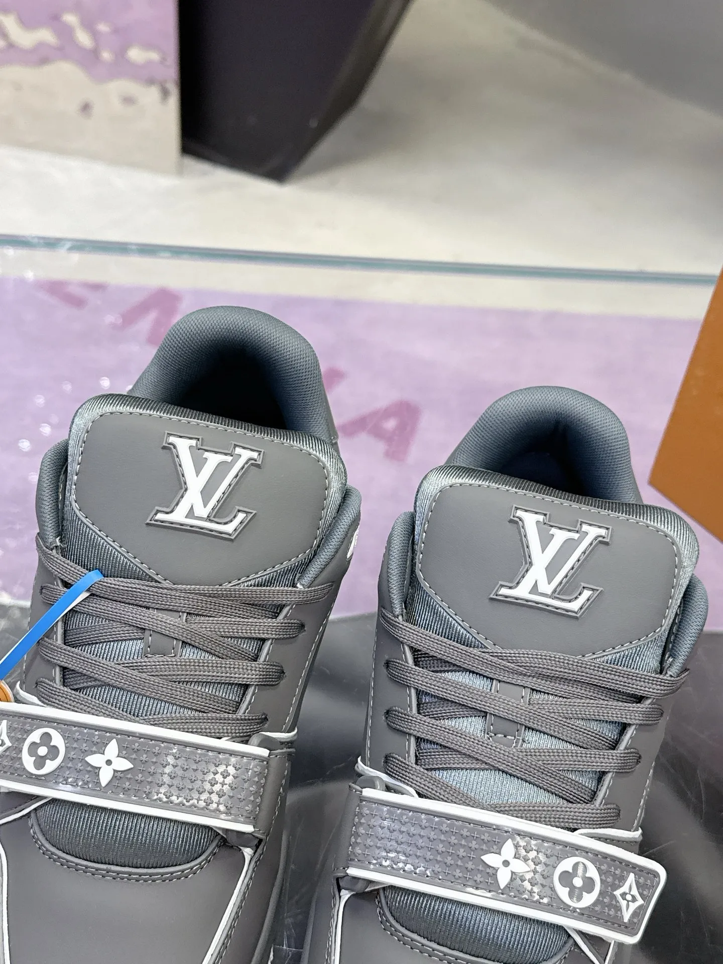 工厂价：350💰 顶级版本LV新款魔术贴 情侣款 LV 路易威登L家 Trainer 25开春/新款 休闲 运动鞋 滑板鞋 LV Trainer 运动鞋的灵感源自复古篮球鞋，代表 Virgil Abloh 的标志性设计理念 展现复古篮球运动鞋的当代演绎。粒面牛皮革 后者与当季成衣系列设计遥相呼应。Monogram 花卉点缀橡胶外底，LV 字母标注鞋舌。 ✔️面料: 原版定制头层牛皮 ✔️内里: 原版定制透气网里 ✔️大底: 双色TPU组合大底 ✔️底厚: 3CM ✔️Size: 35-45