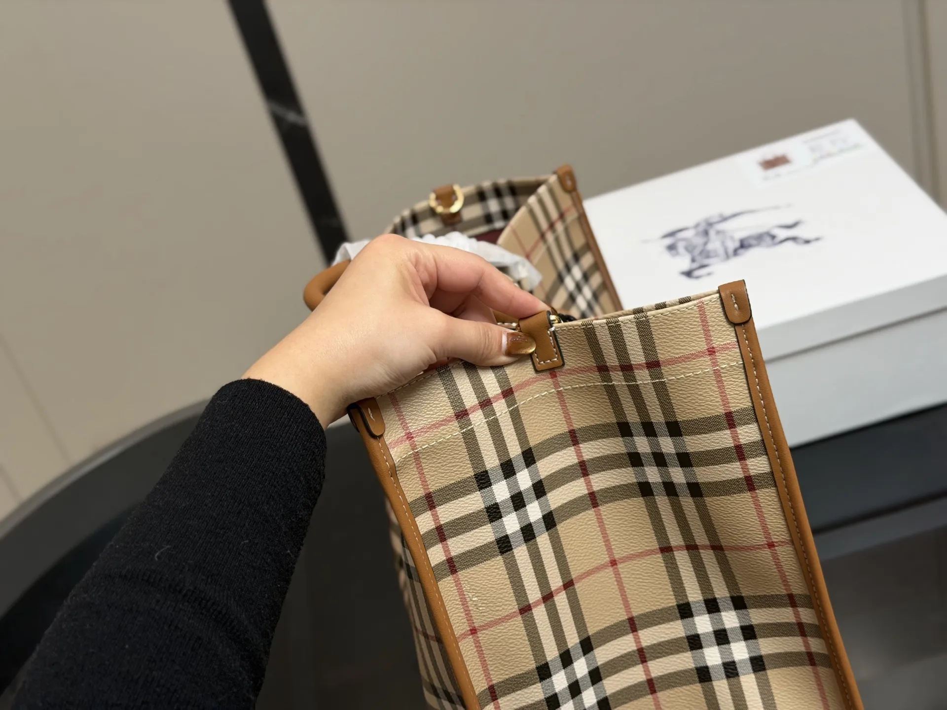 &yen;210 &yen;180 size： 38.28cm 23.20cm 巴宝莉Freya 帆布tote（托特） 方方正正的外形自带一股复古学院气息！ 真的好爱粉色 夏天小托特的不二选择!