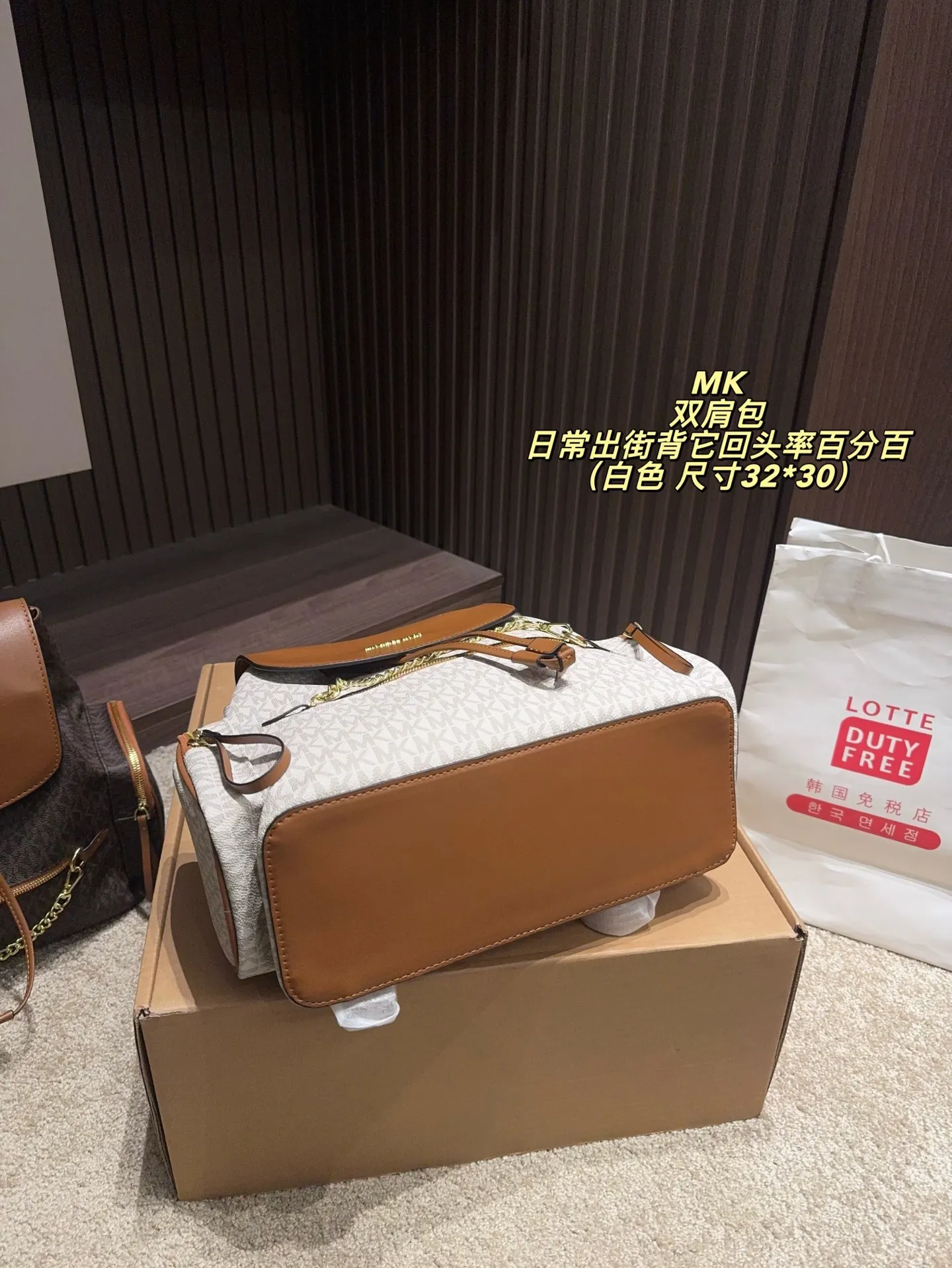 P200配飞机盒⚠️尺寸30*32 MK 双肩包 质感很高级 容量超级大也很耐用 日常出街背它回头率百分百 就是这种随性慵懒感