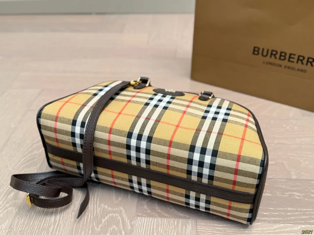 ¥150 巴宝莉Burberry 保龄球包手提包 时髦典雅直接封神 值得入手 尺寸33 17