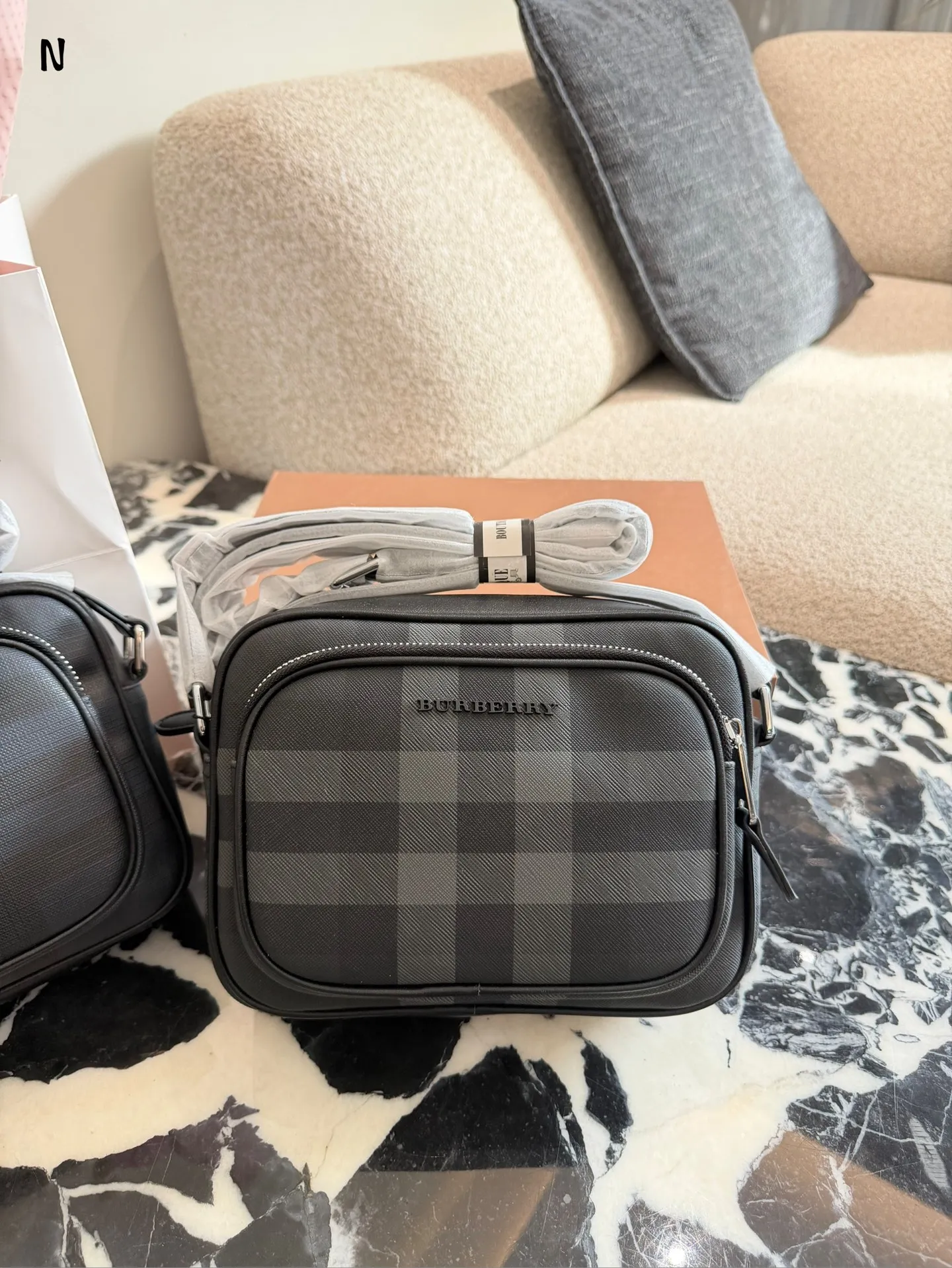 Burberry格纹相机包p190 品Burberry格纹相机包，经典深桦木棕+黑色皮革，英伦风满满!尺寸约20&times;17肩带可调节，单肩斜挎都OK，日常通勤或休闲出街都很适合t+。内部空间合理,手机钱包轻松收纳，实用又时髦。格纹设计辨识度超高,低调又有质感，是男士穿搭加分项，四季都能用，送礼也很有品味节。