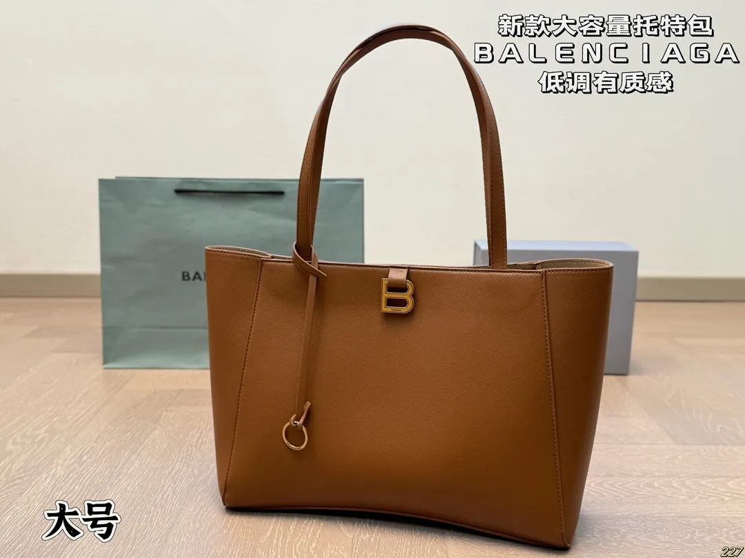 ¥140/¥135 BALENCIAGA巴黎世家 Hampton Carry All托特包❤️ 低调有质感,独特的艺术气息 标志性logo 辨识度超高~ 设计简单新颖。相当有质感✔️ 空间超大 质感超好很厚实但又不失柔软‼️ 尺寸36 27/24 26