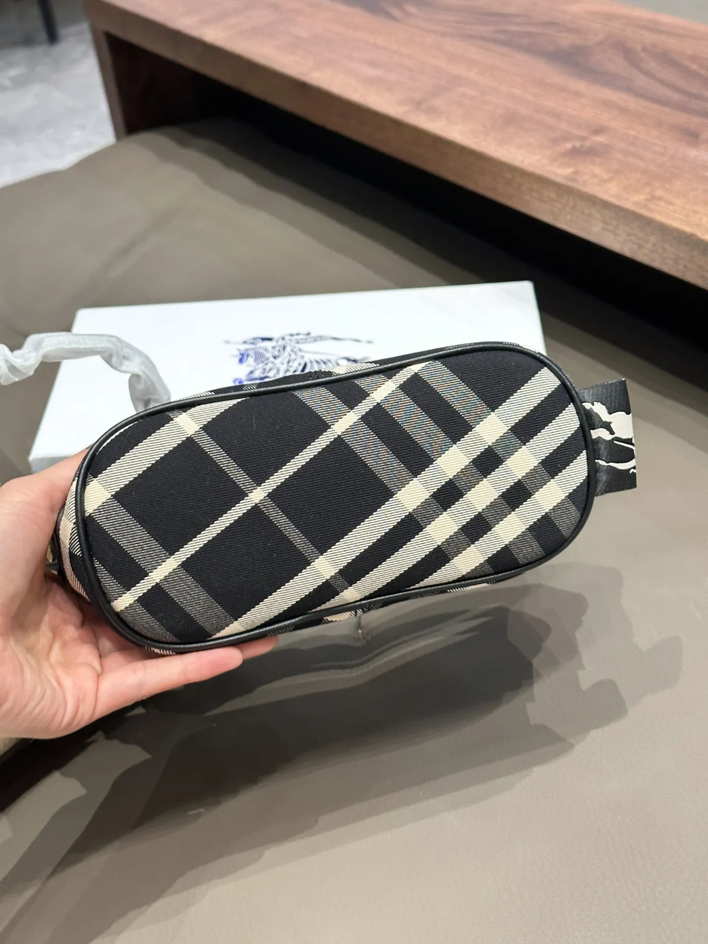 p130 Burberry女士mini腋下包新款格纹提花 Burberry女士mini腋下包新款格纹提花，代购5800,Hobo包是一款热门]的时尚单品，设计较为简约，线条流畅，呈现出一种随性、休闲的风格，可以容纳日常所需的物品，如手机、钱包、口红等。格纹的颜色和图案较为经典，容易与各种服装搭配，无论是休闲装还是正式装都能搭配出不错的效果20cm