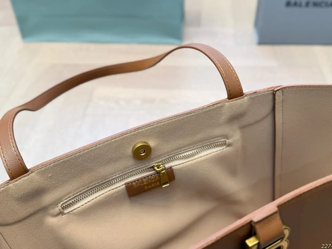 ¥140/¥135 BALENCIAGA巴黎世家 Hampton Carry All托特包❤️ 低调有质感,独特的艺术气息 标志性logo 辨识度超高~ 设计简单新颖。相当有质感✔️ 空间超大 质感超好很厚实但又不失柔软‼️ 尺寸36 27/24 26