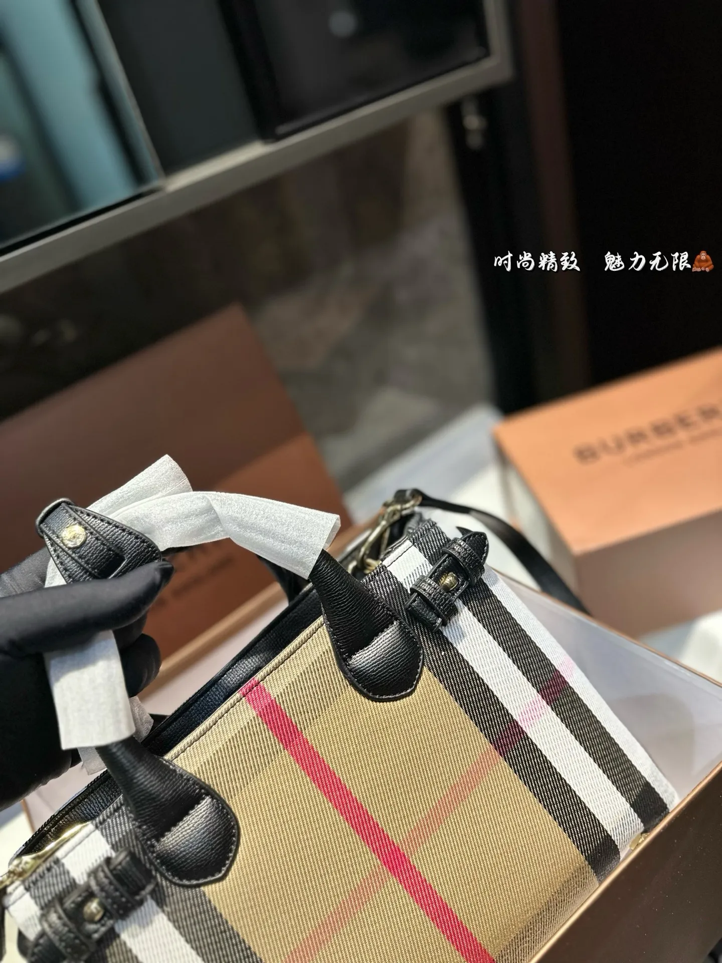 ❤️p165（礼盒包装）❤️ 上❤巴宝莉/burberry 购物袋 这款真的是太好看了吧 你们千呼万唤的款💓💓 怎么背都好看 质量超🐂B PK专柜品质 美妞必留款 趁着现货 抓紧留 size 26 19cm