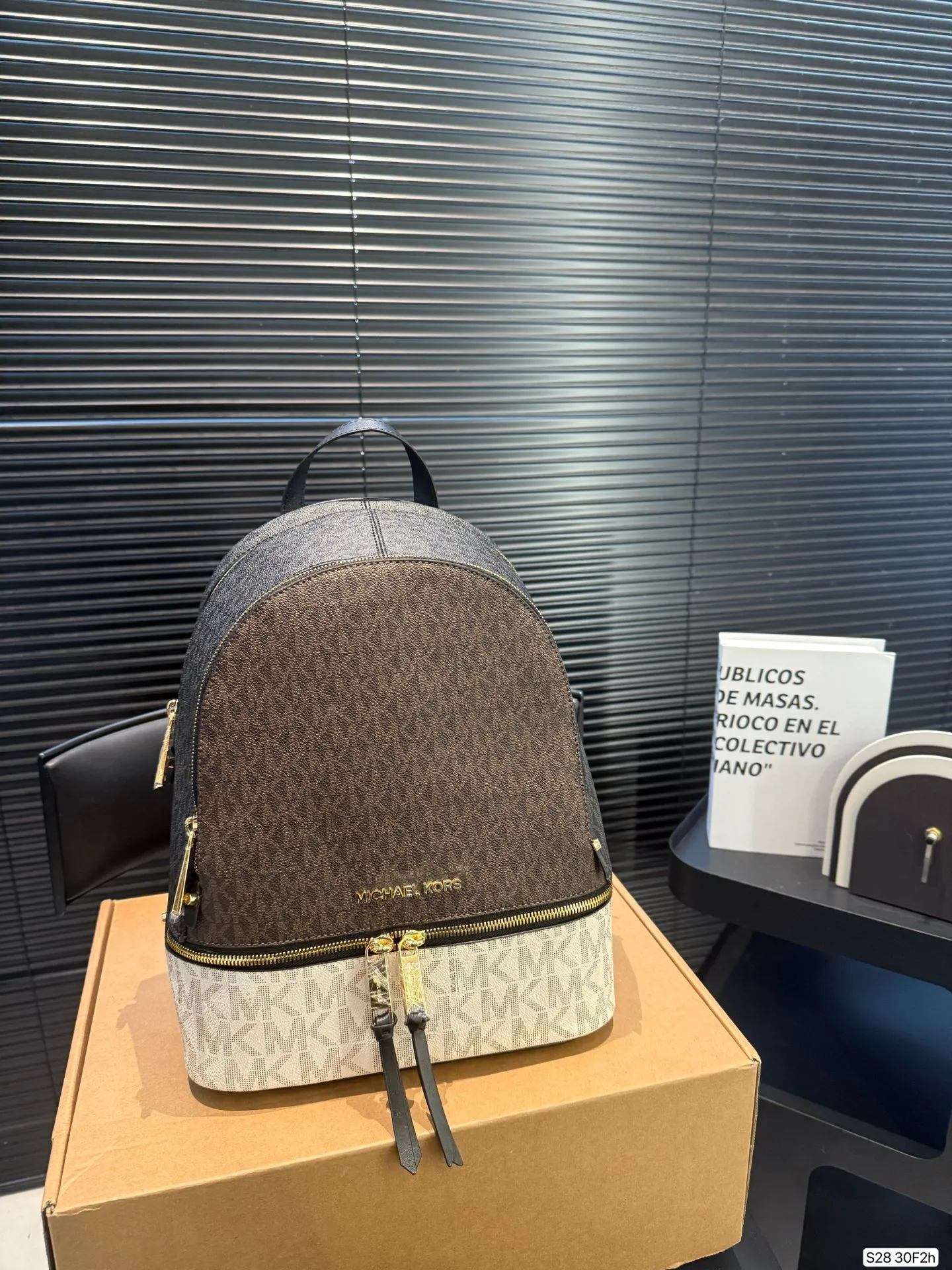 P190 配盒子MK双肩包... 夏天、冬天都能背上它! 是不是性价比超级高? 我们需要脱掉高跟鞋 换上运动鞋和双肩包, 给自己一日的轻盈。 尺寸25 31 货号30F2 