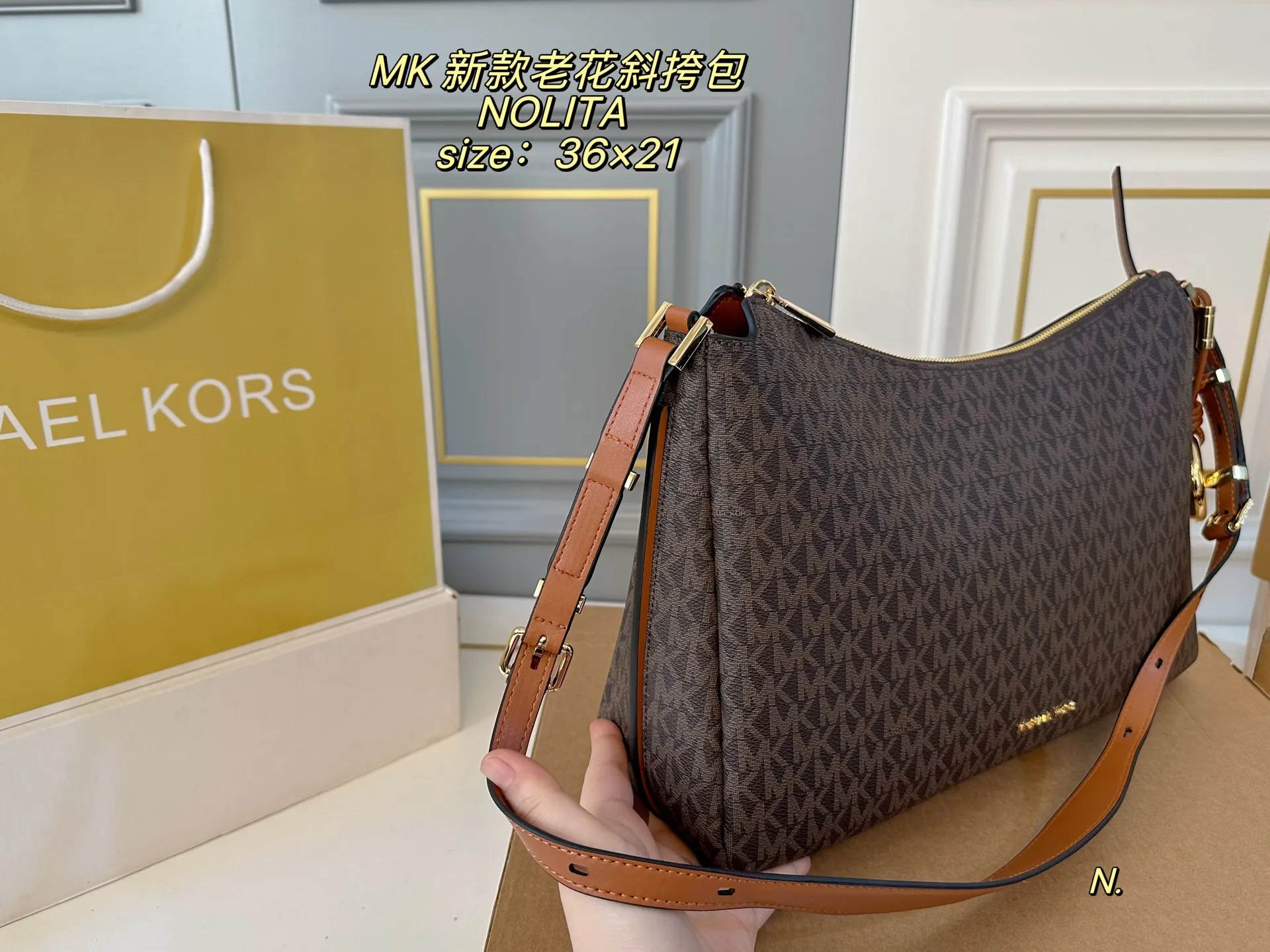 P170(配盒) size:36×21 MK老花新款NOLITA斜挎包🔥 简约大方,超多颜色🉑️选 肩带可调节,解锁多种背法 高级有质感,轻便实用! 时尚与休闲无缝衔接‼️