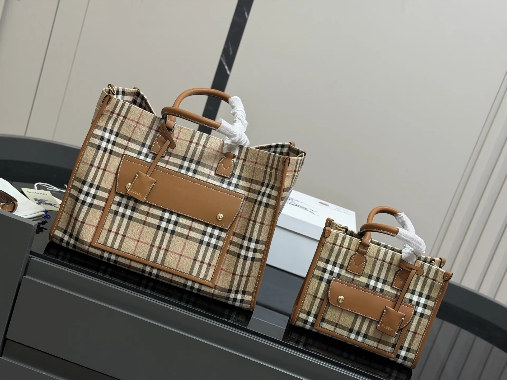 &yen;210 &yen;180 size： 38.28cm 23.20cm 巴宝莉Freya 帆布tote（托特） 方方正正的外形自带一股复古学院气息！ 真的好爱粉色 夏天小托特的不二选择!