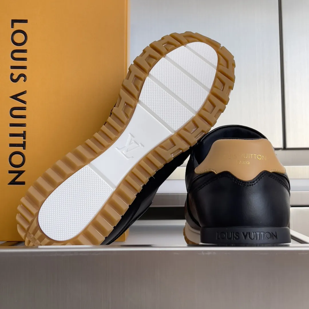 顶级版本:男款390💰 LV 路易威登 驴牌L家 经典Run Away系列 休闲 运动鞋 老爹鞋 原版购入开发 做货 本款 Run Away 运动鞋融汇品牌经典 Monogram 压纹粒面牛皮革和 Epi 牛皮革,以坡跟橡胶外底诠释跑鞋灵感。LV 字母和路易威登巴黎标识分别点缀鞋舌和后部 配送专柜精美包装🛍📦 ▪️ 面料:原版定制进口头层牛皮 ▪️ 内里:原版定制羊皮+透气网里 ▪️ 鞋底:原版开模防滑TPU材质 ▪️ 底厚:4CM ▪️ Size: 男款39-46