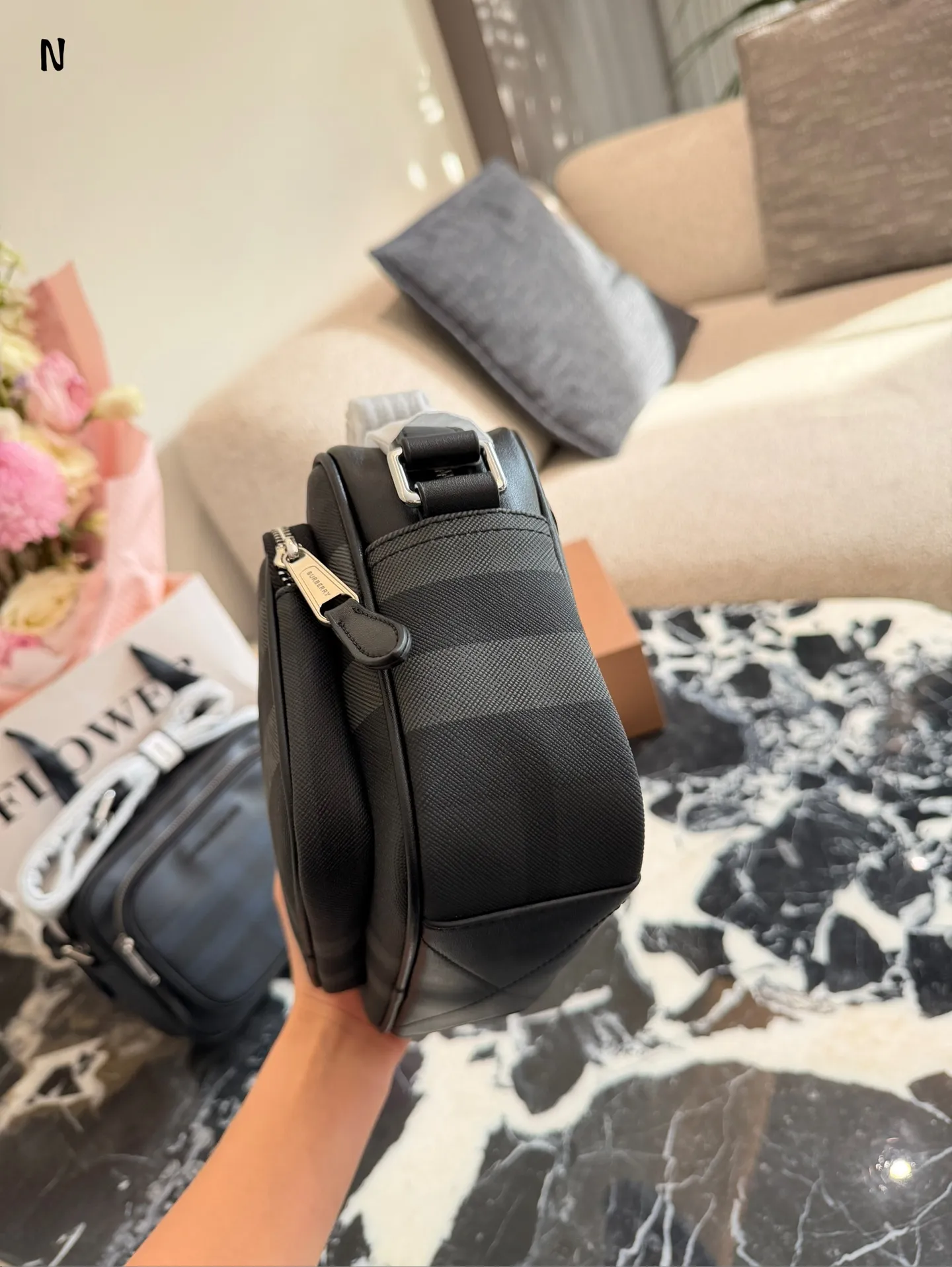 Burberry格纹相机包p190 品Burberry格纹相机包，经典深桦木棕+黑色皮革，英伦风满满!尺寸约20&times;17肩带可调节，单肩斜挎都OK，日常通勤或休闲出街都很适合t+。内部空间合理,手机钱包轻松收纳，实用又时髦。格纹设计辨识度超高,低调又有质感，是男士穿搭加分项，四季都能用，送礼也很有品味节。