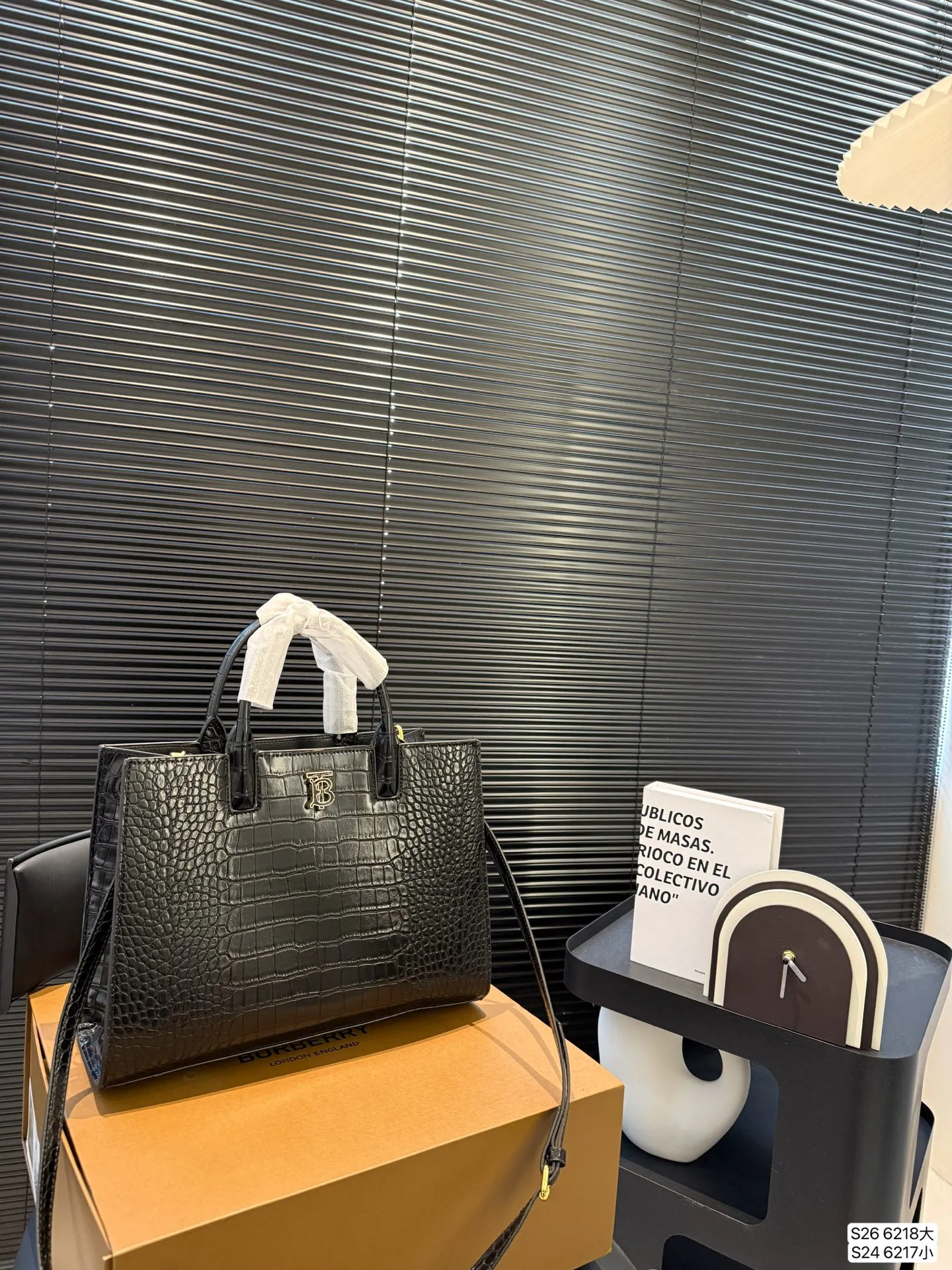 大号P180 小号P170 配折叠盒子巴宝莉Burberry |托特包 新款托特包包啊！ 侧面吸口模式 手提的同时 蒂一根长肩带可以斜挎和单肩！ 快来买呀 尺寸：大号33 24 小号27 21 货号大6218 小6217