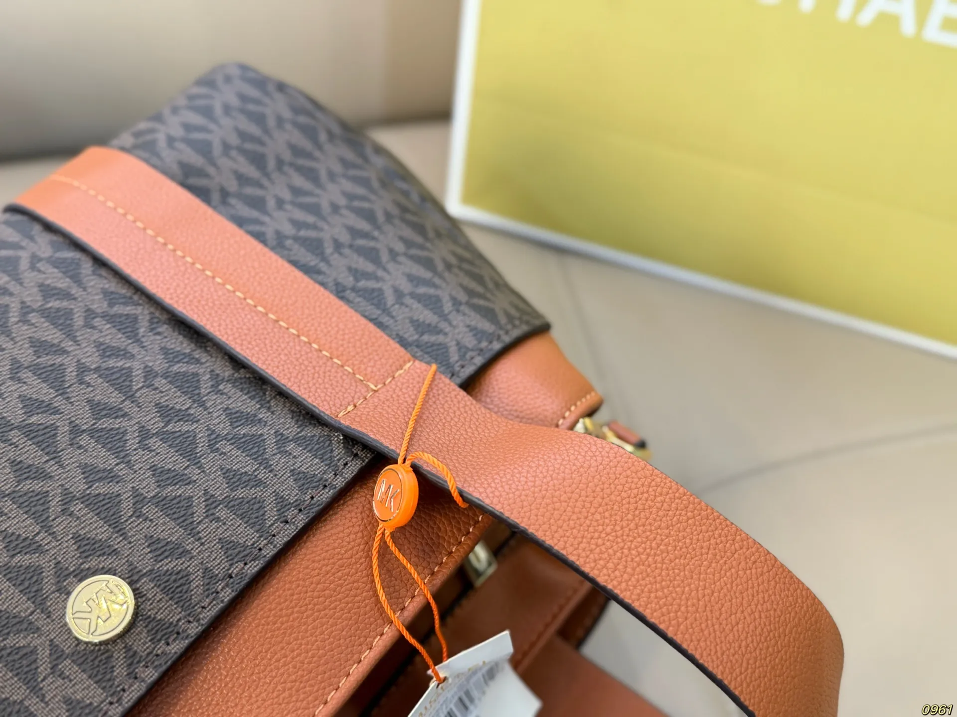 &yen;165折叠盒 MK手提包托特包 简直无法拒绝 超显气质 高级感十足 集美必入款 尺寸32 18