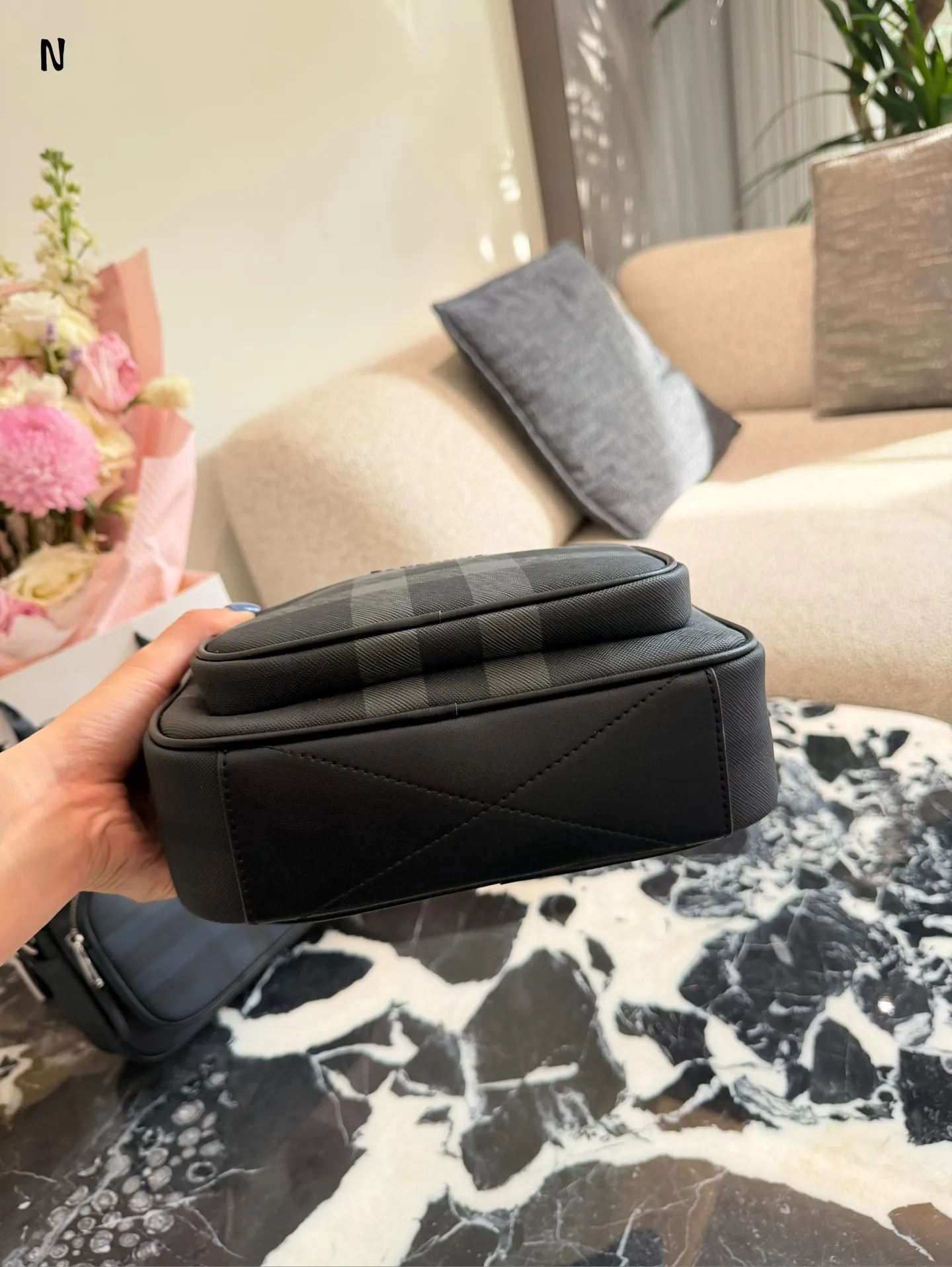 Burberry格纹相机包p190 品Burberry格纹相机包，经典深桦木棕+黑色皮革，英伦风满满!尺寸约20&times;17肩带可调节，单肩斜挎都OK，日常通勤或休闲出街都很适合t+。内部空间合理,手机钱包轻松收纳，实用又时髦。格纹设计辨识度超高,低调又有质感，是男士穿搭加分项，四季都能用，送礼也很有品味节。