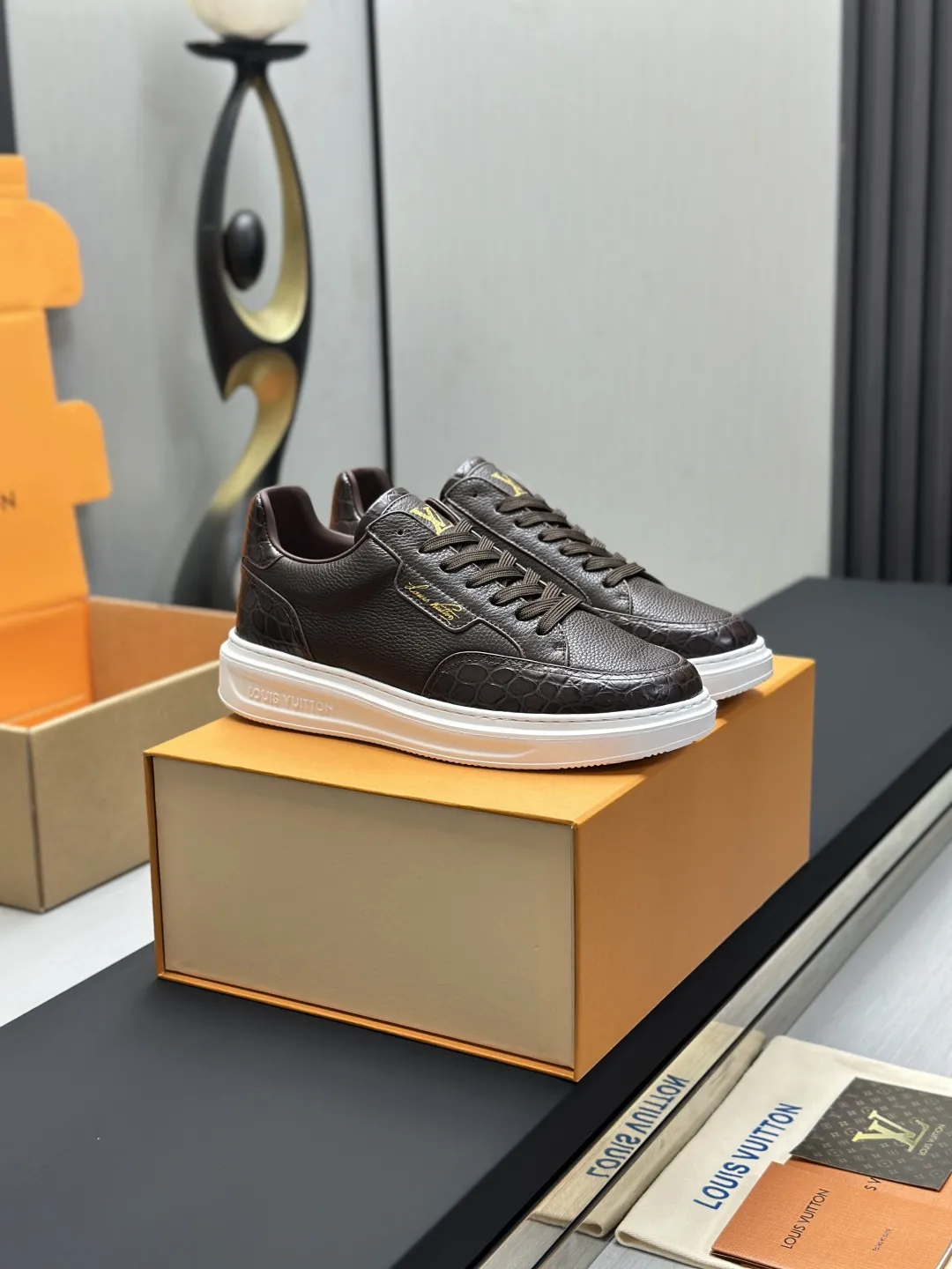 工厂直销&yen;350💰顶级版本全套包装❗️莞产高端货源LV 路易威登 驴牌 L家 BEVERLY HILLS系列 丹宁牛仔布 休闲 运动鞋 本款 Beverly Hills 运动鞋以 Monogram 丹宁布和粒面牛皮革重返新季，搭配厚实而轻盈的橡胶外底，为潮流设计融入舒适体验。鞋带四周勾勒皮革饰边，手写体路易威登标识压印其上 配送专柜精美包装🛍📦 ▪️面料: 原版定制头层牛皮+牛仔布 ▪️内里: 原版定制透气网里 ▪️大底: 原版开模发泡材质 ▪️底厚: 4CM ▪️Size: 男款39-45（4647定做