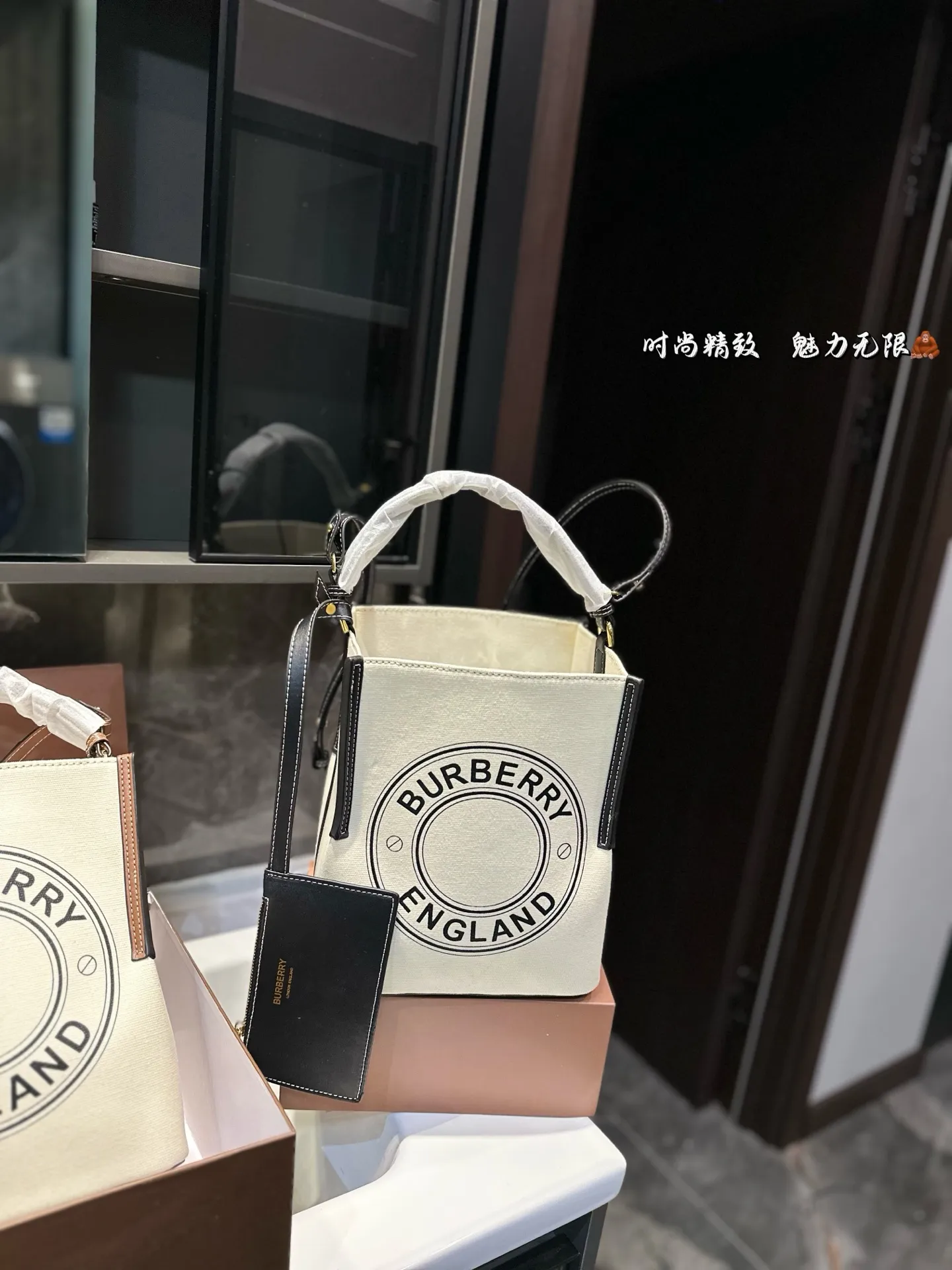 ❤️p130❤️ Burberry越来越文艺了 很久没有巴宝莉有这样心动的感觉了之前也只见过官宣照片 实物到手才发现比想象中的还要美简直一见钟情自从 Riardo tisci加入Burberry 以来搞了好多大事件!启 用新logo 开创新monogram打造全新包款 今年春夏毫不张扬低调上线的帆布系列包包 简直就是偷心多少人感叹因为这几款帆布包 也变成了不敢随便进的店新款的帆布水桶包不仅好看 造型和其他帆布包也不太一样特别的样式自带vintage气质帆布面料比全皮的看起来更有质感更特别自带文艺小清新的气息 上身搭配也是超乎想象的显气质 尺寸21*25.5cm