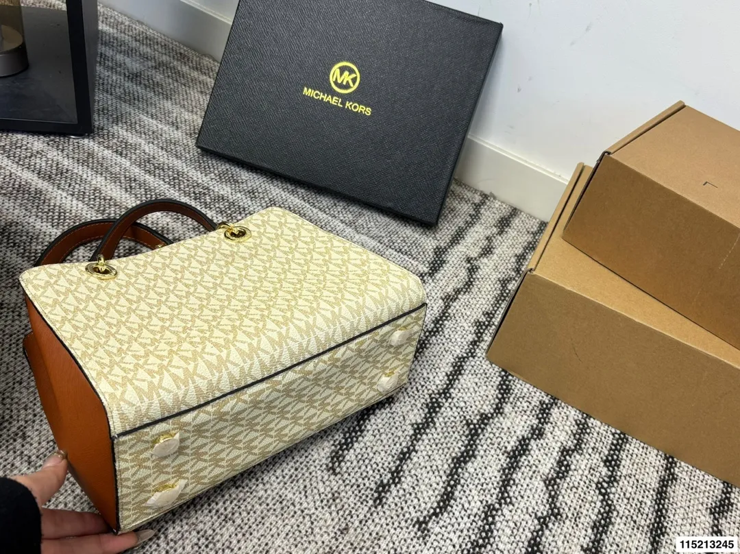 p145 配盒 尺寸25&times;19 MK 新款老花托特包购物袋托特包 标志性logo印花，🉑️手提斜挎，出行、游玩都可以带上它❗️