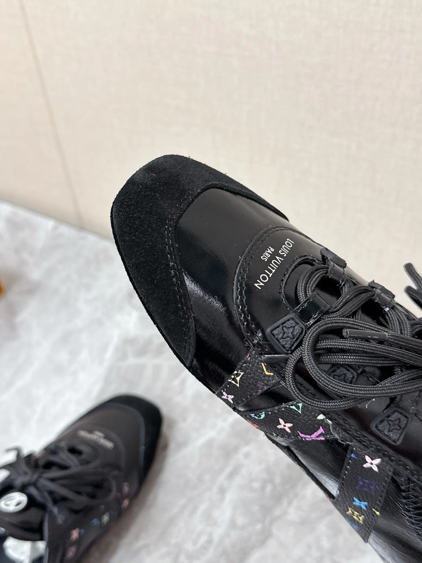 💰300 Louis Vuitton路易威登驴牌春夏Sneakerina系列 芭蕾运动鞋 德训鞋 平底鞋 原版三对购入开发完美复刻Sneakerina 芭蕾风运动鞋以丝滑绒面牛皮革塑造流畅线条 兼具芭蕾舞鞋的轻盈构型和运动鞋的舒适质感。侧面 LV 标识和Monogram 帆布后袢带丰富细节,Sacchetto 工艺和 TPU 外底升级轻柔穿着体验 底厚:1.5CM 面料: 原版定制进口头层牛皮 内里:原版定制透气网里鞋底:原版开模注塑TPU材质Size: 35-42(41 42定制)